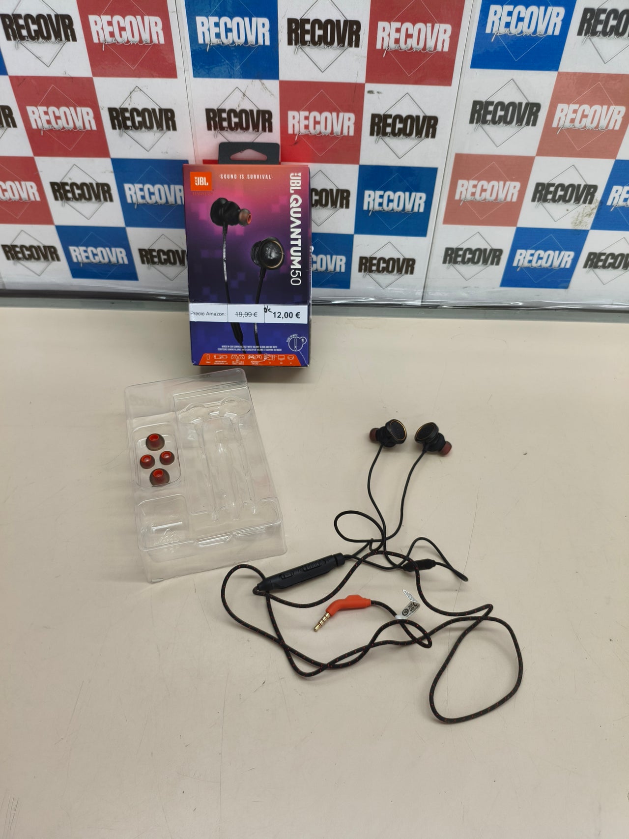 Auriculares gaming intraaurales con micrófono.