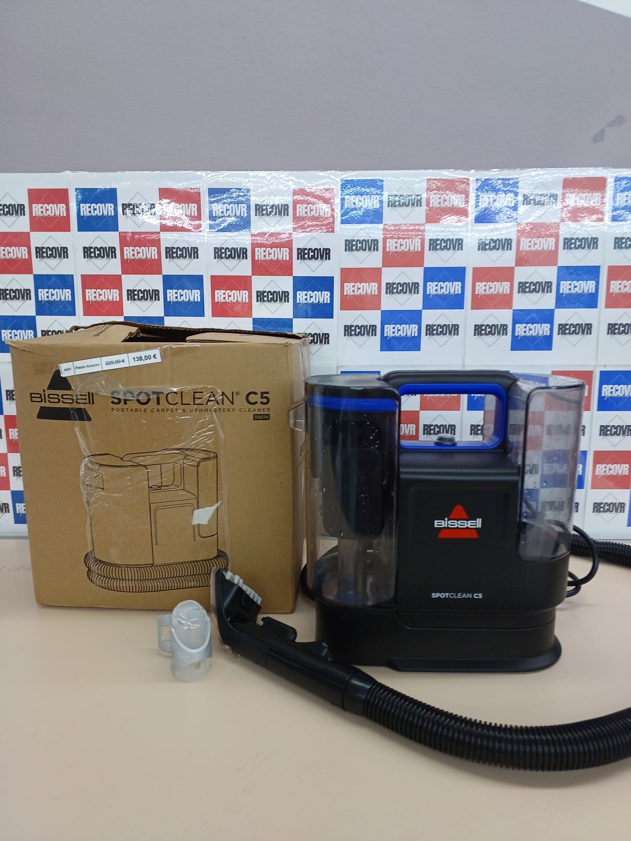 BISSELL SpotClean C5, Aspiradora de Agua Tapiceria, Lava Aspiradora Ligera con Sistema Triple Action, Limpiador de Liquidos para Alfombras, Tapiceria, Sofa, Autos y Más, Motor Potente de 400W, 3861N