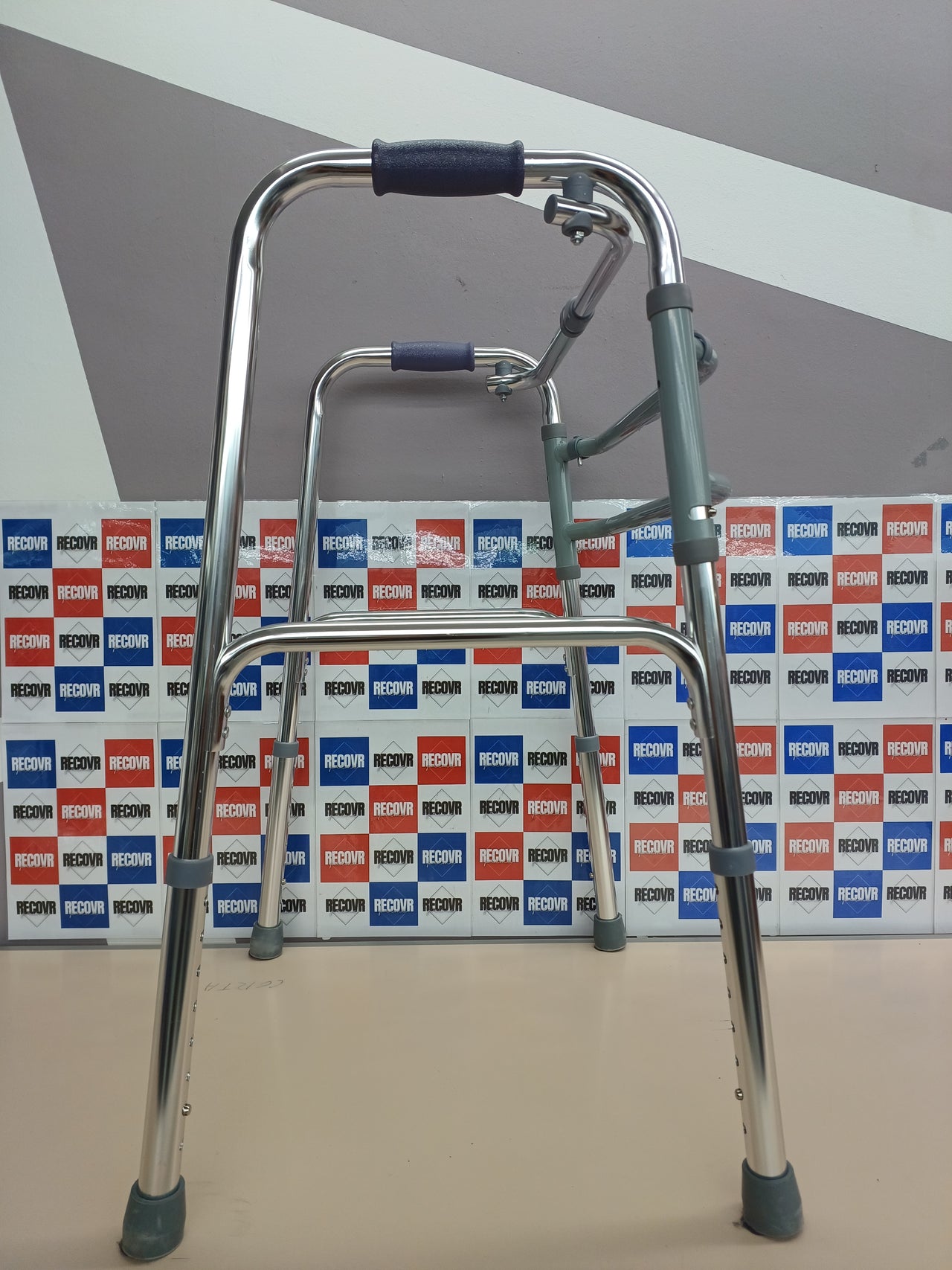 Mobiclinic®, Andador Plegable, Sin Ruedas, Mezquita, Ayuda a la Movilidad, Conteras Antideslizantes, Regulable en Altura, Plegable, Aluminio, Ultraligero, Peso Máximo 100 kg