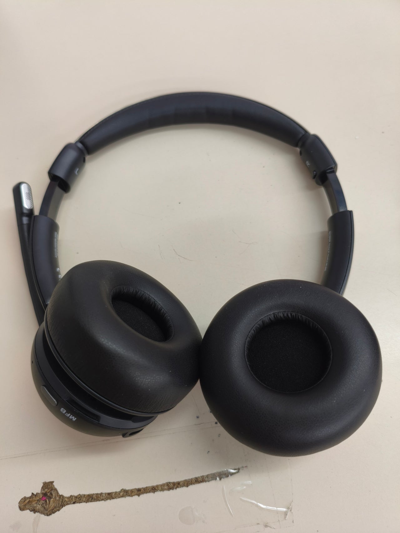 Auricular Bluetooth mono con base de carga para PC