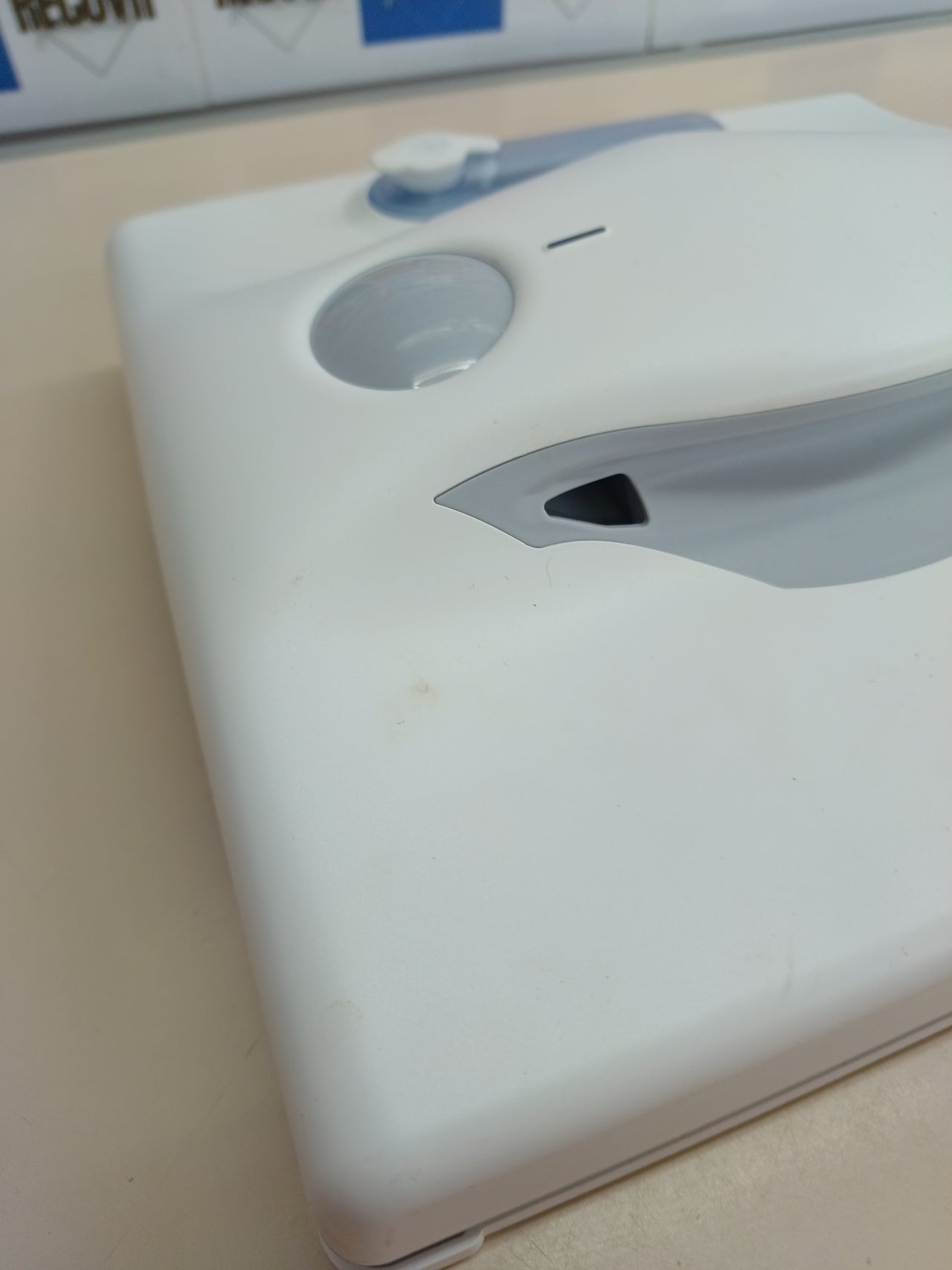 Robot limpiacristales y mopa para azulejos, espejos Hutt W8