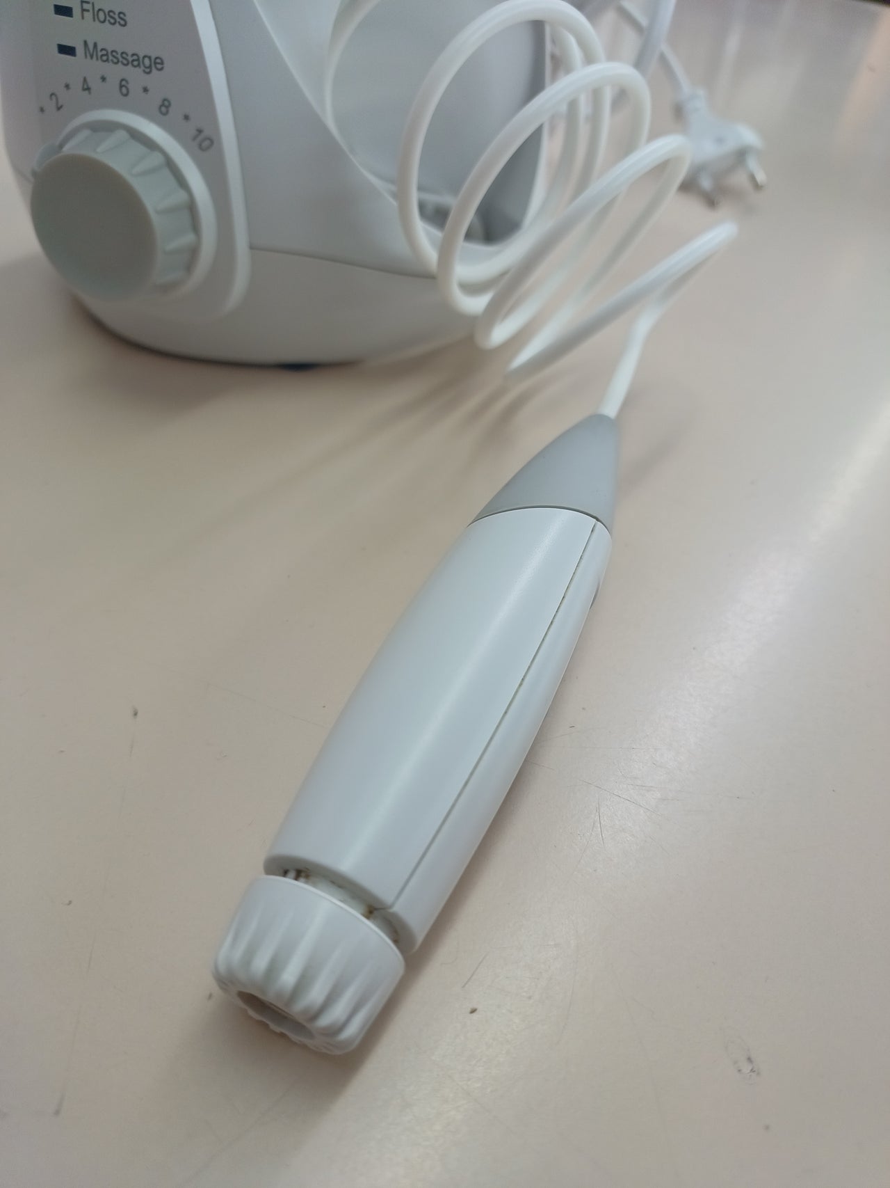 Irrigador dental Waterpik Ultra con 10 niveles y 7 boquillas.