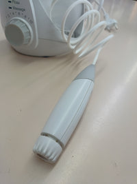 Irrigador dental Waterpik Ultra con 10 niveles y 7 boquillas.