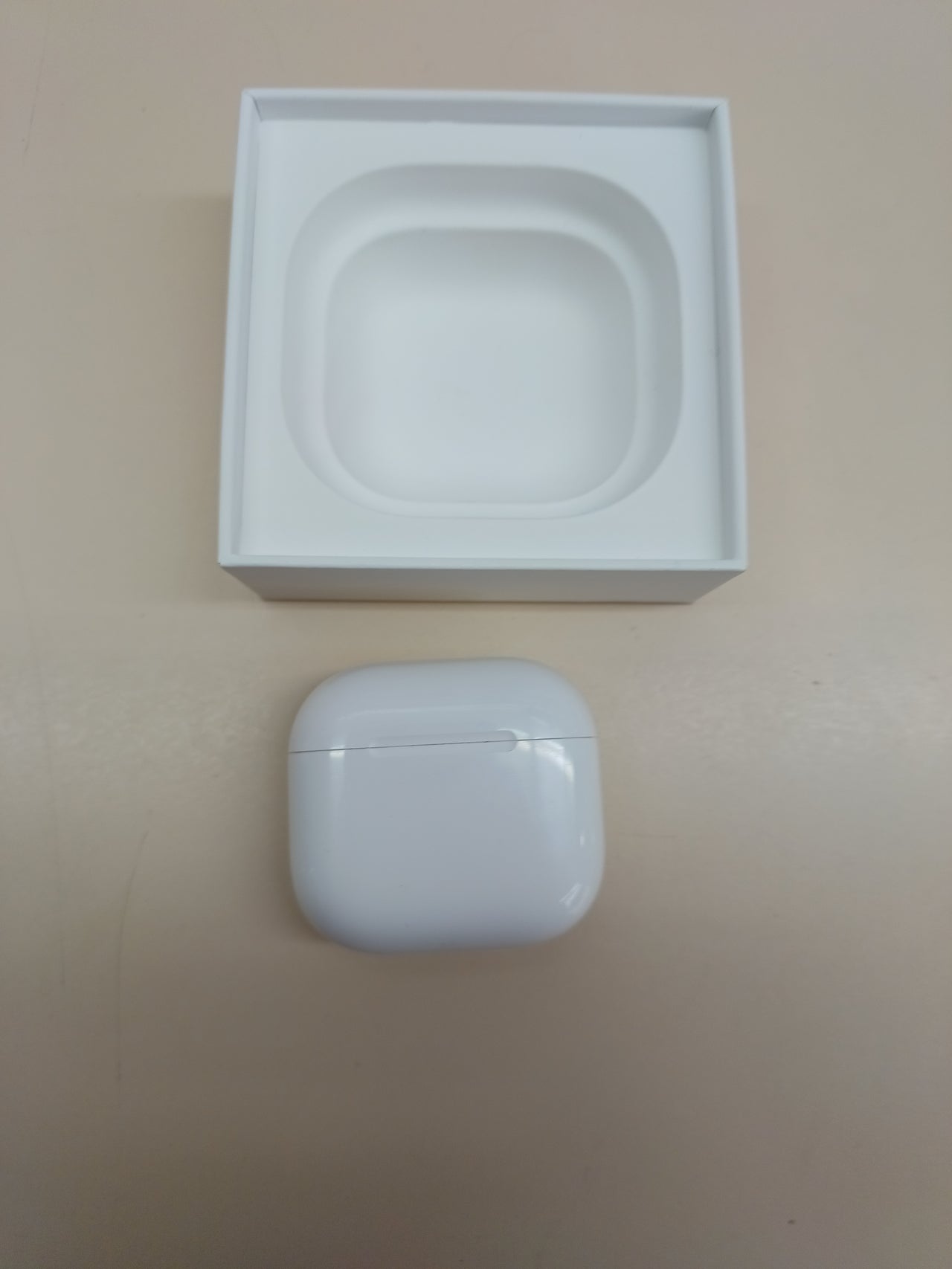 AirPods 4 con audio espacial y USB-C Apple