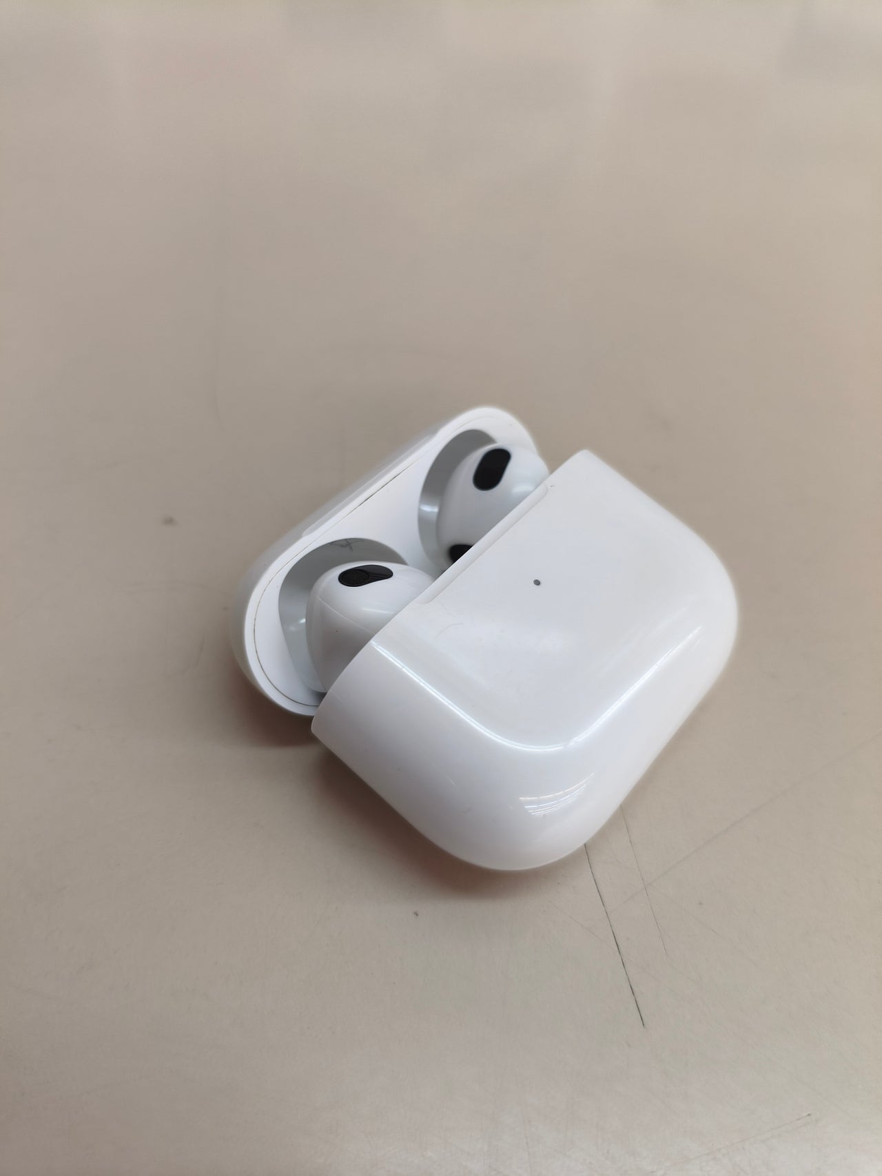 Apple AirPods 3.ª generación, estuche de carga Lightning