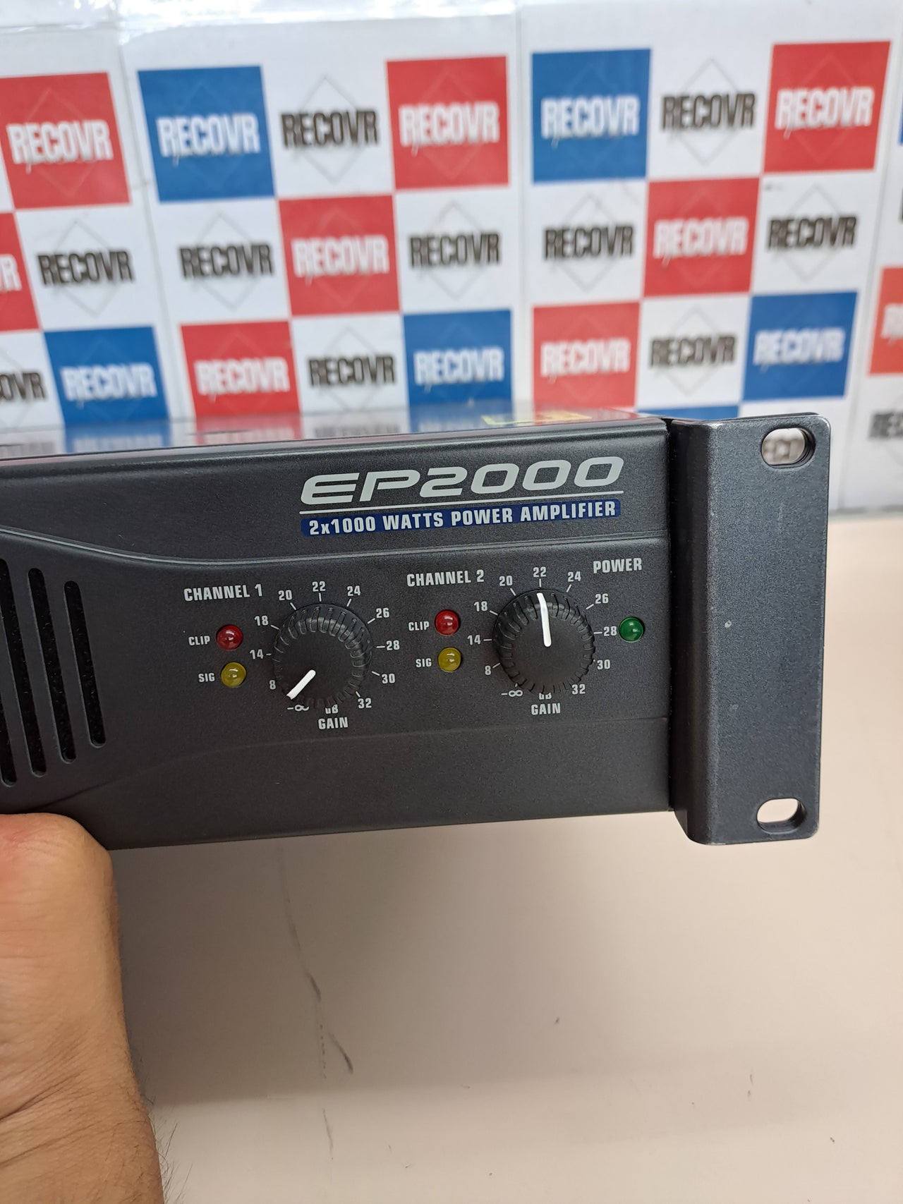 Amplificador estéreo profesional 2000W Behringer EP2000