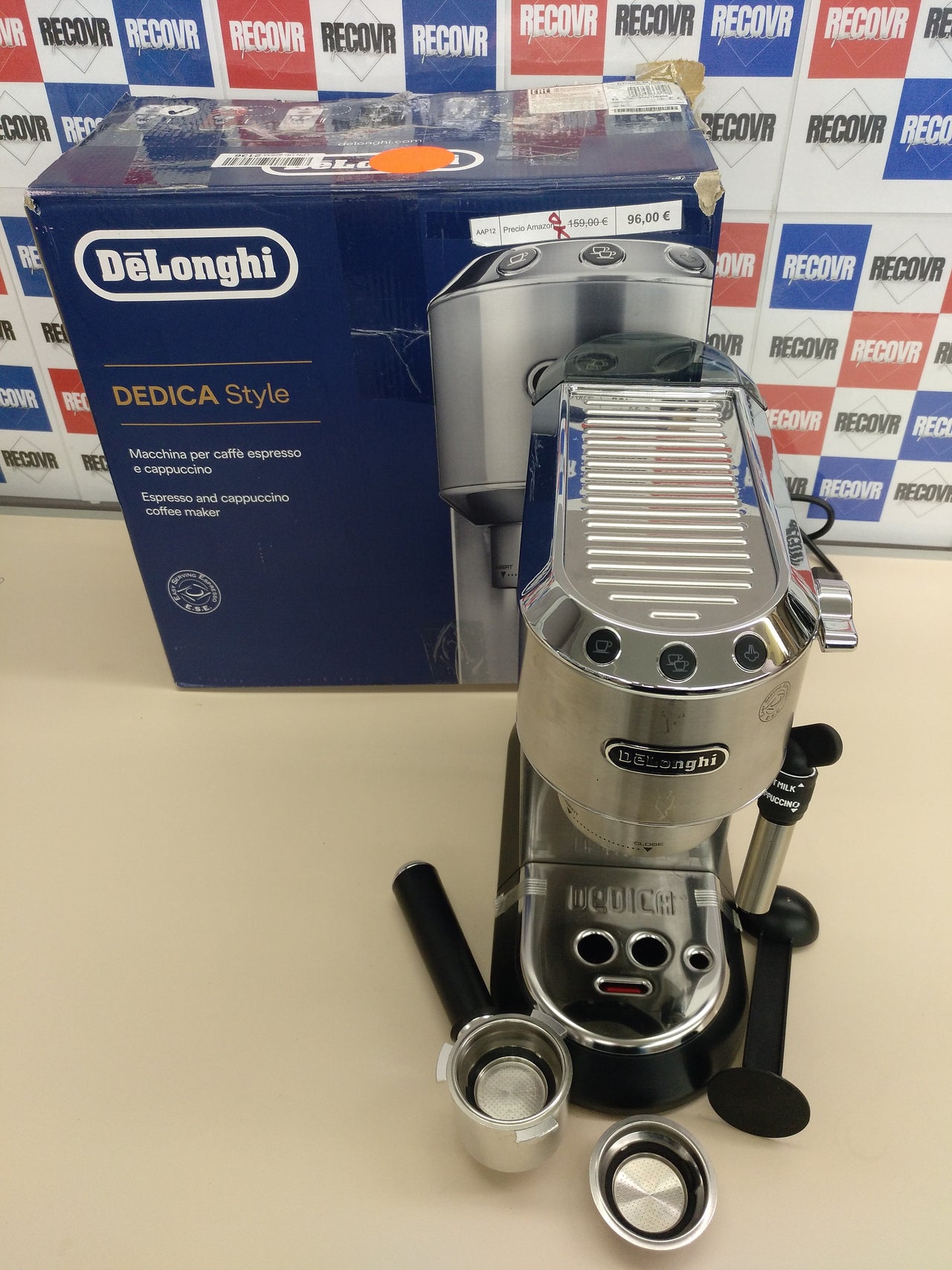 De'Longhi Dedica - Cafetera de Bomba de Acero Inoxidable para Café Molido o Monodosis, Cafetera para Espresso y Cappuccino, Depósito de 1.3 Litros, Sistema Anti-goteo, EC685.M, Metal