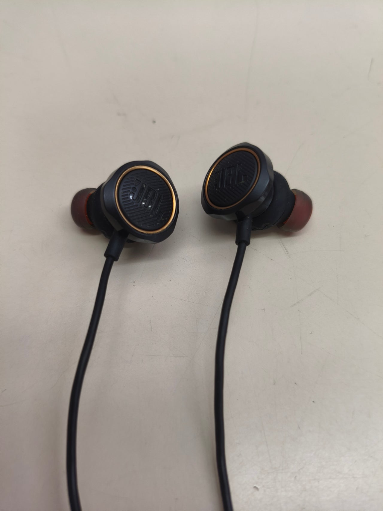 Auriculares gaming intraaurales con micrófono.