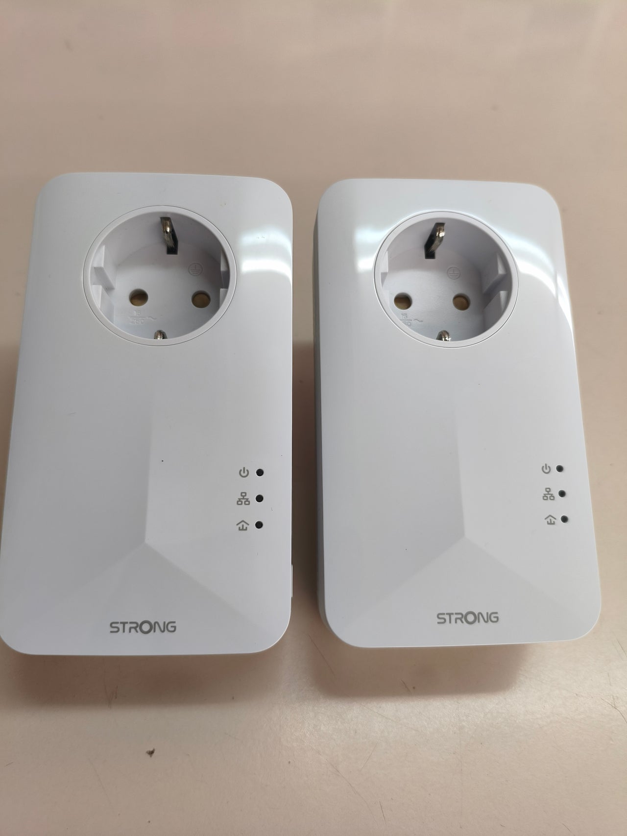 Dos adaptadores Homeplug AV2 modelo 1000 para red eléctrica