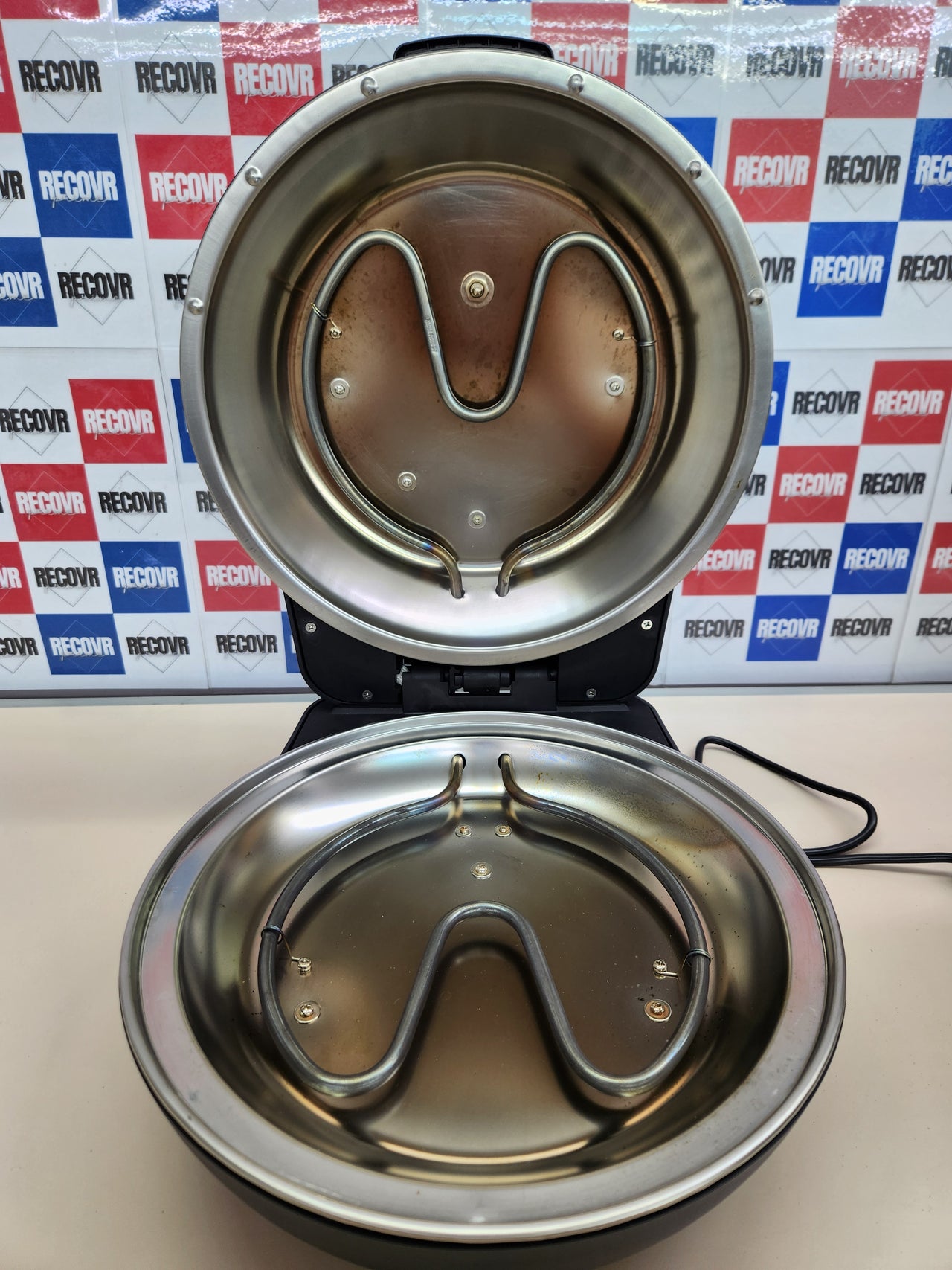 Horno para pizza 1200W. 5,2 kg Pummarola de acero inoxidable. La perfección de la pizza al alcance de la mano. Termostato regulable hasta 420°C. Potencia