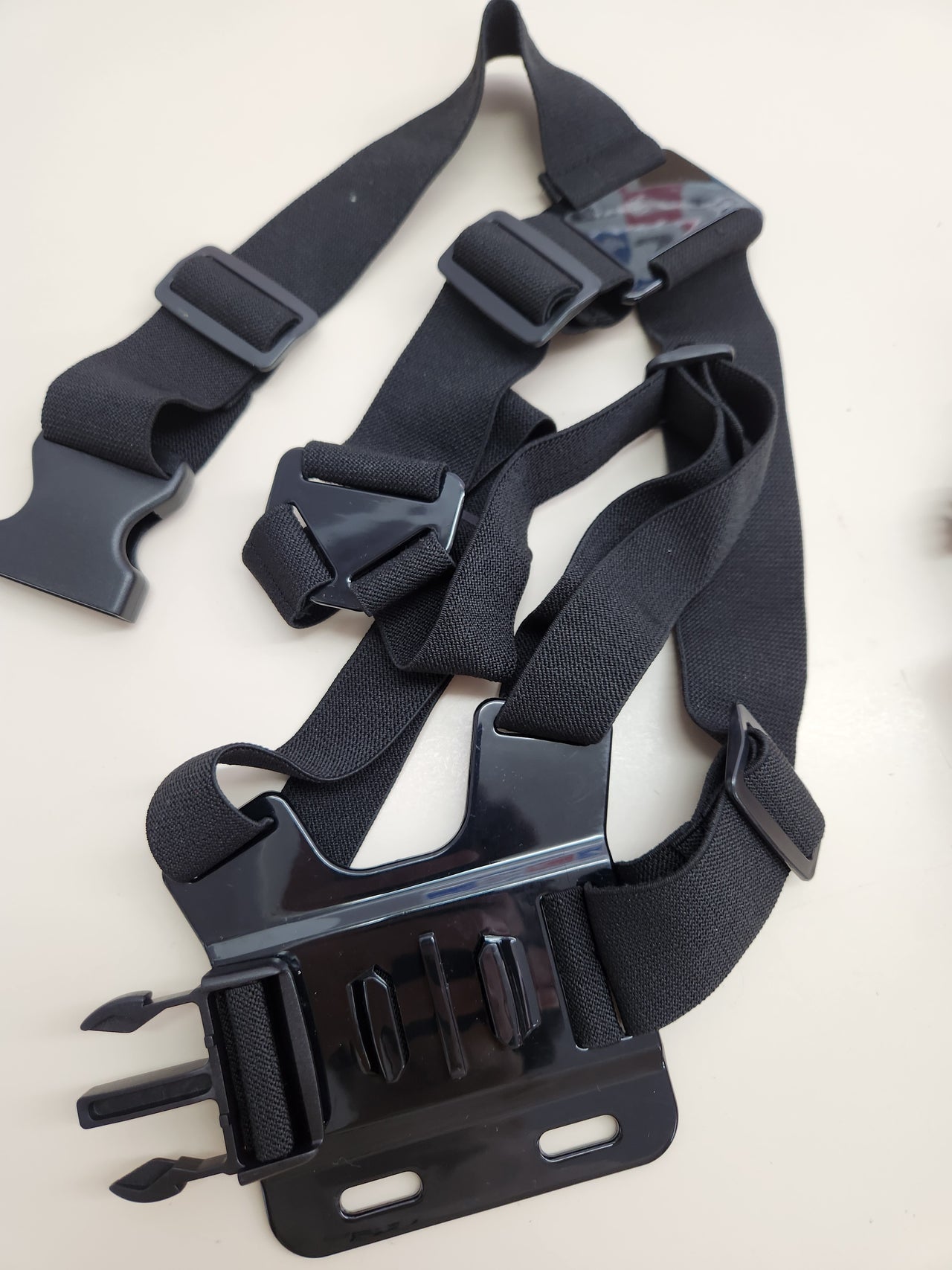 Arnés de Pecho Ajustable para GoPro y Cámaras de Acción, Ligero y Cómodo, Amazon Basics