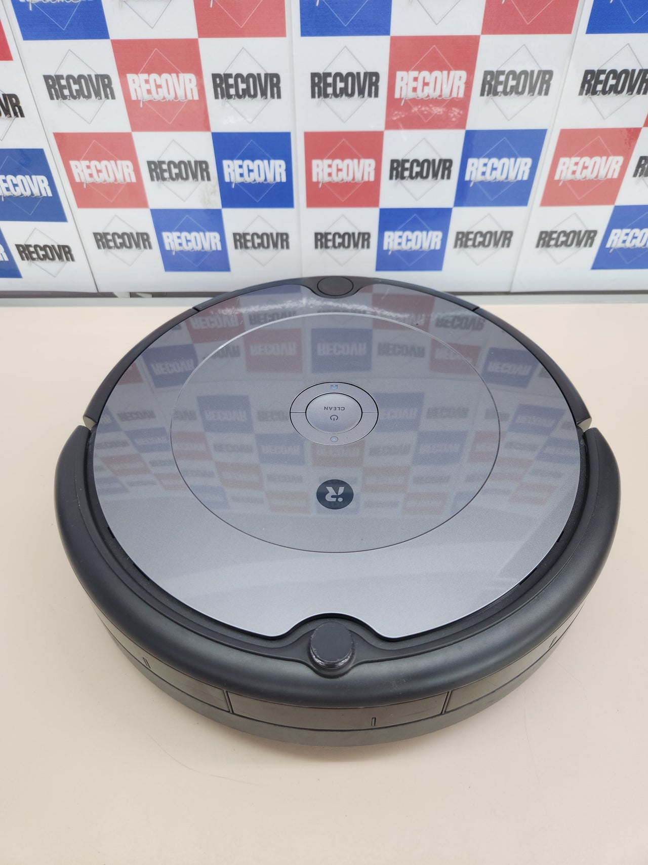 iRobot Roomba 697 - Aspiradora para Robot de Color Gris Claro, Negro se Adapta a Amazon Alexa, se Adapta a Google H