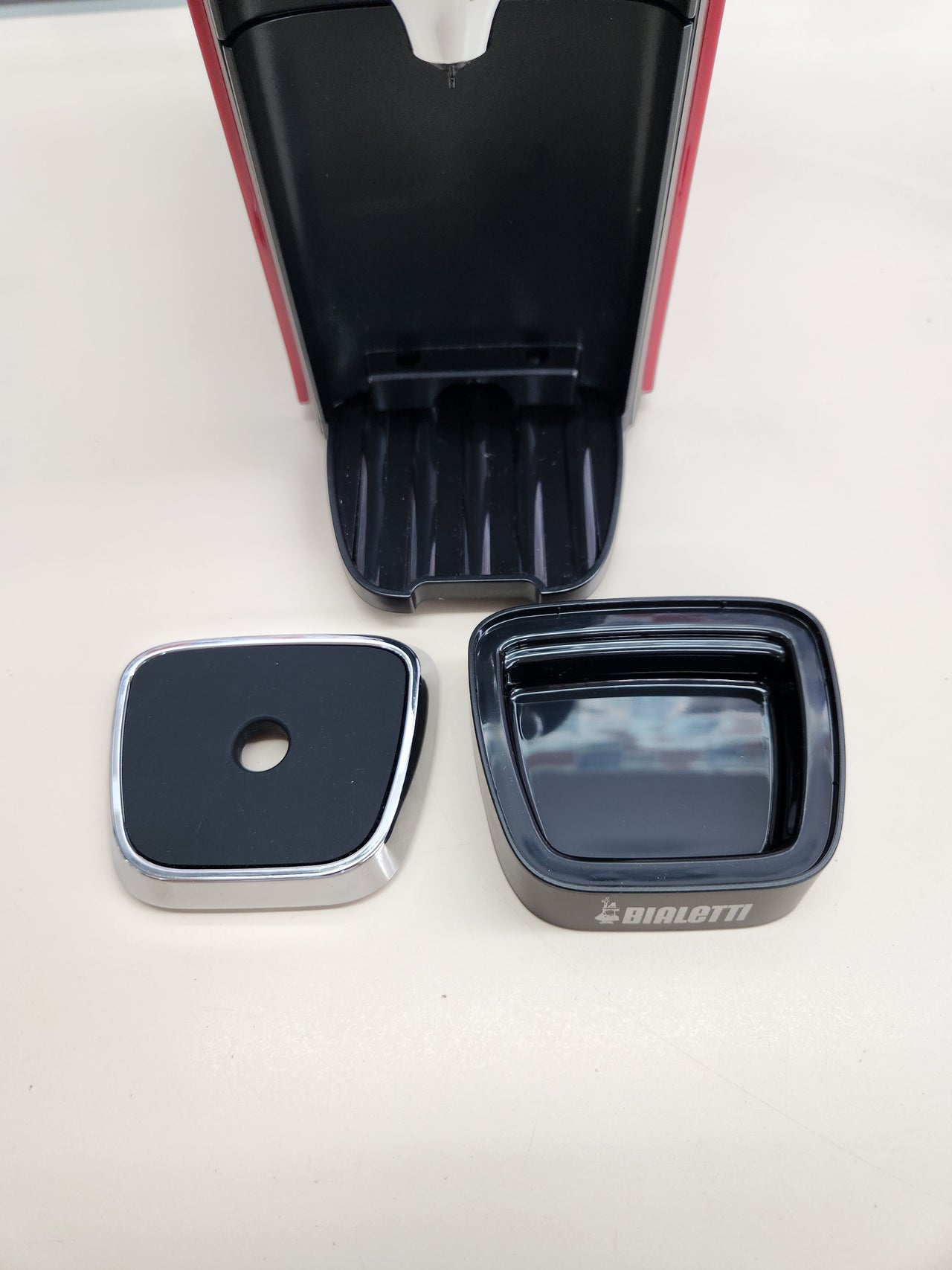 Cafetera Espresso Bialetti Sarribaer, Aluminio, Cápsulas, 1200W, Rojo