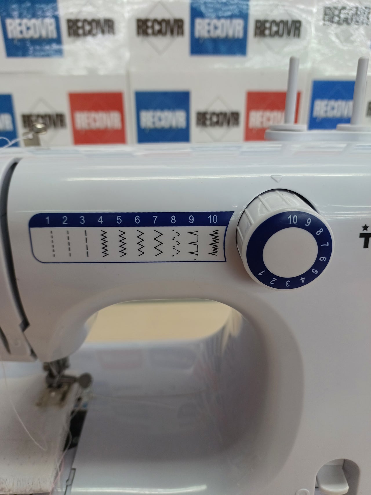 Máquina de Coser Tristar SM-6000