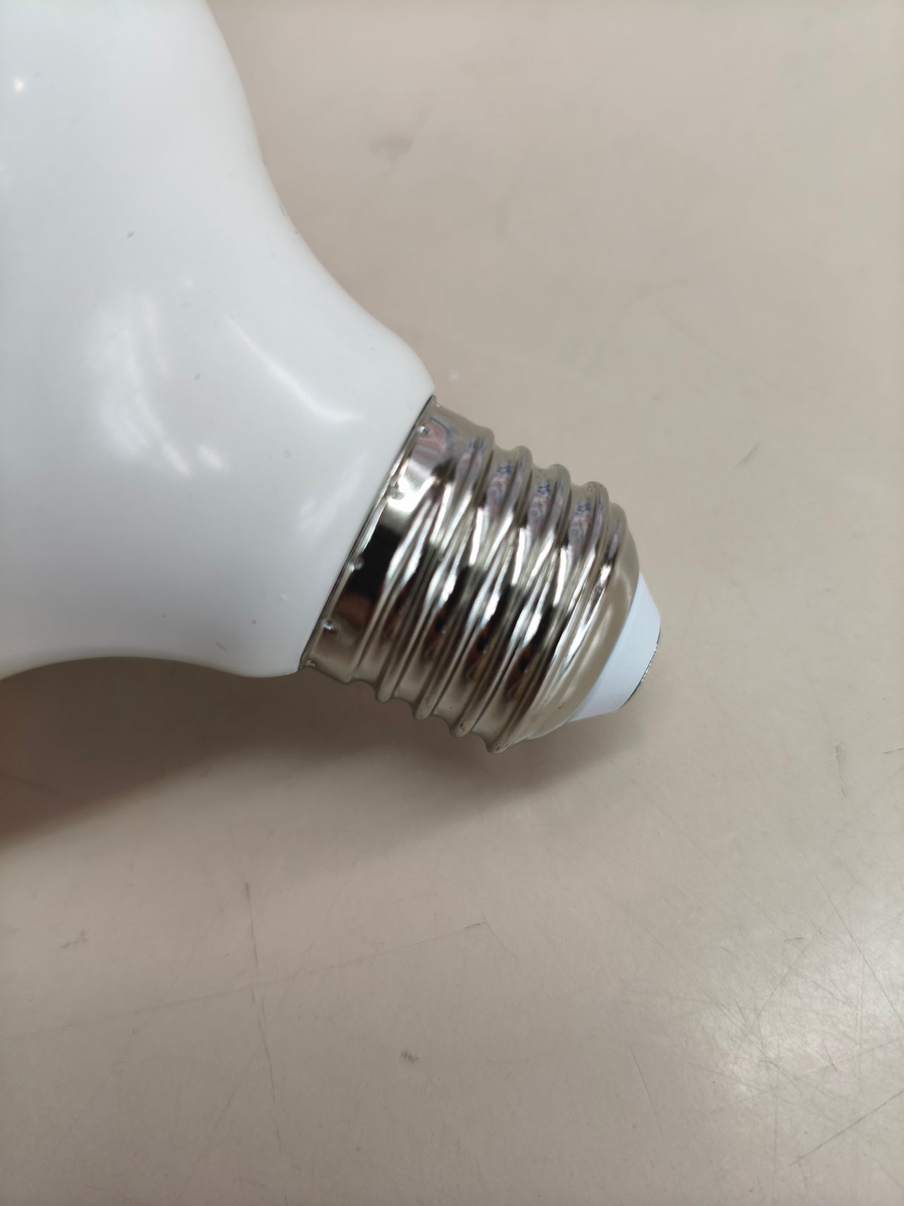 Bombilla LED E27 tipo globo, 11,8 W, luz cálida 3000 K.