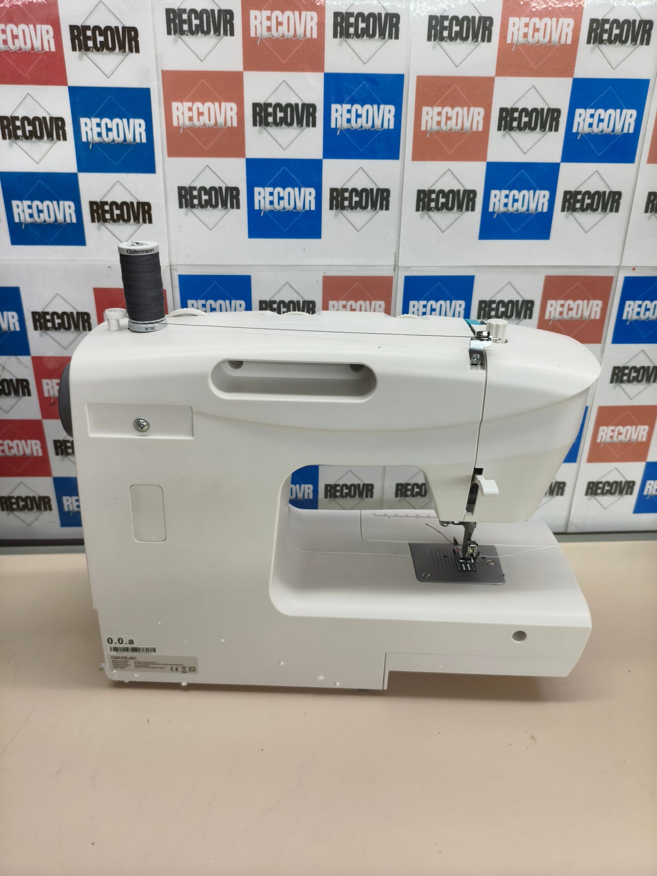 Máquina de coser Cecotec  66 puntadas con brazo libre y accesorios