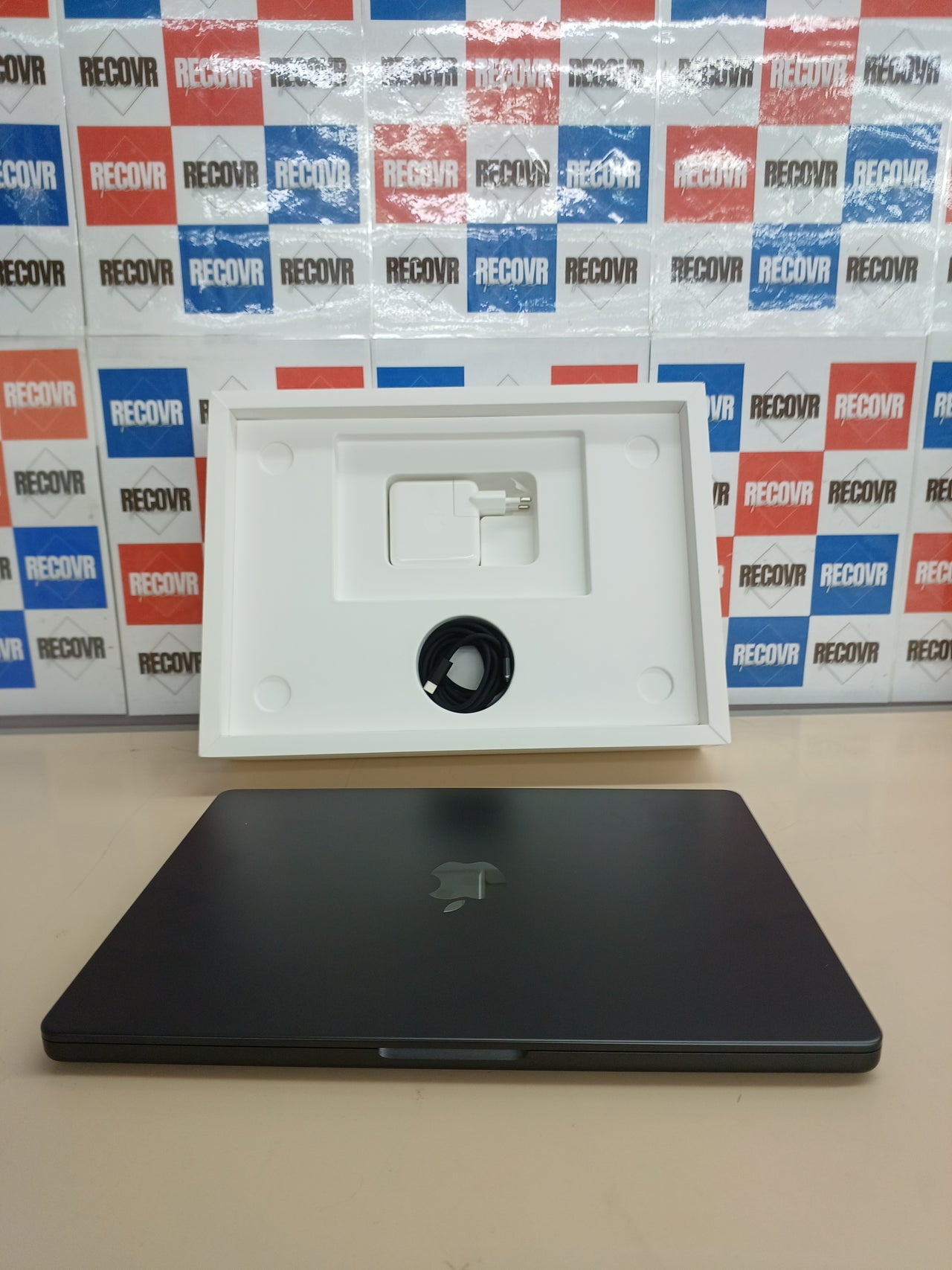 MacBook Pro 14” M3 Pro 18GB 512GB negro espacial Apple