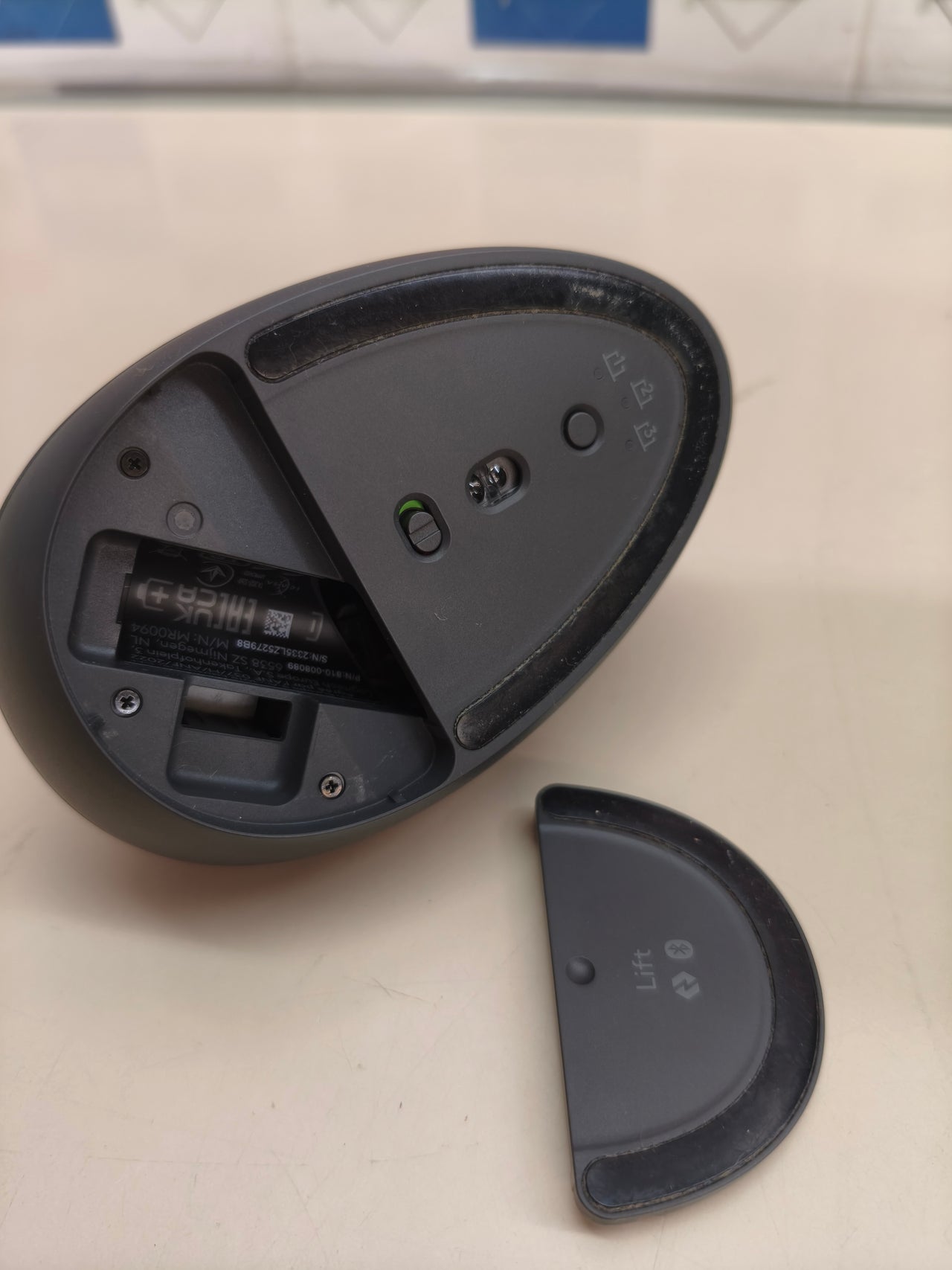Ratón vertical ergonómico Logitech Lift, gris