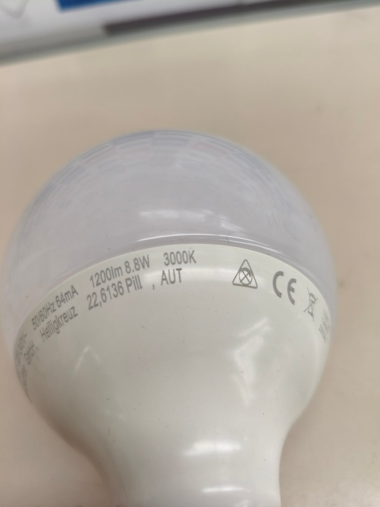 Bombilla LED E27 tipo globo, 11,8 W, luz cálida 3000 K.