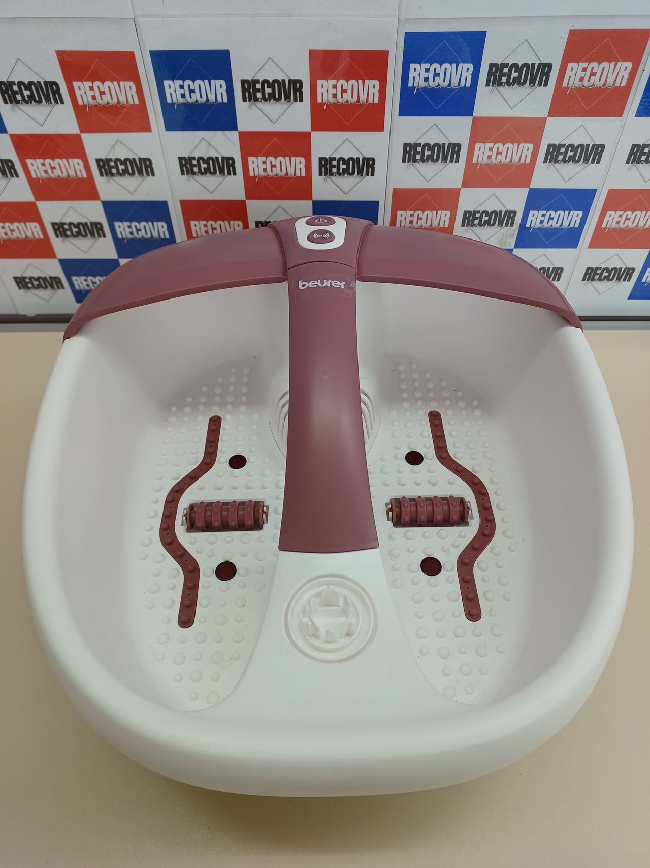 Beurer FB 35 Hidromasaje para Pies, 140 W, 3 funciones de masaje vibratorio, masaje con burbujas, calentamiento de agua, 16 imanes, aromaterapia, 41 x 38 x 17 cm, rojo y blanco