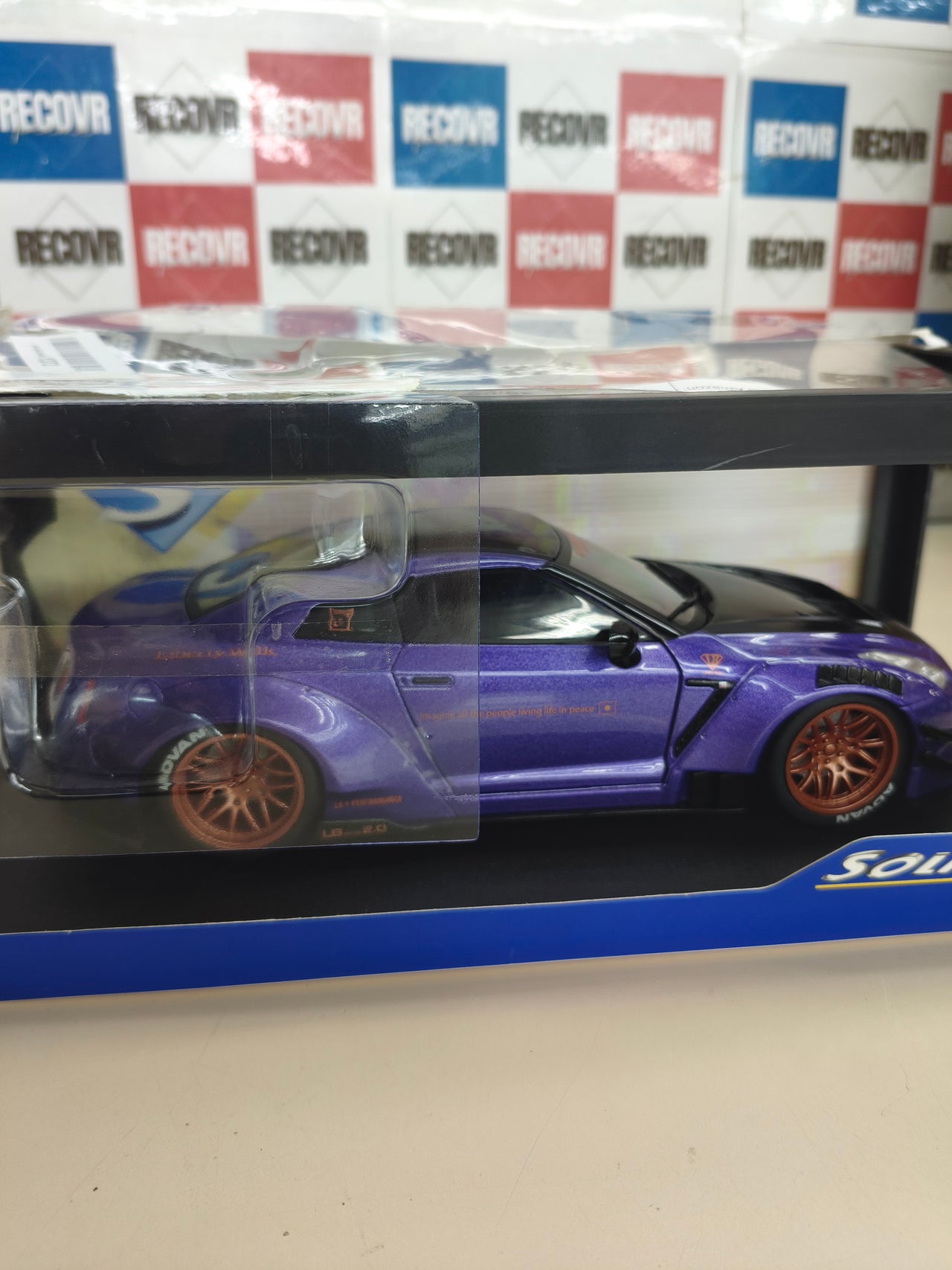 Nissan GT-R R35 Liberty Walk 1:18 Solido morado