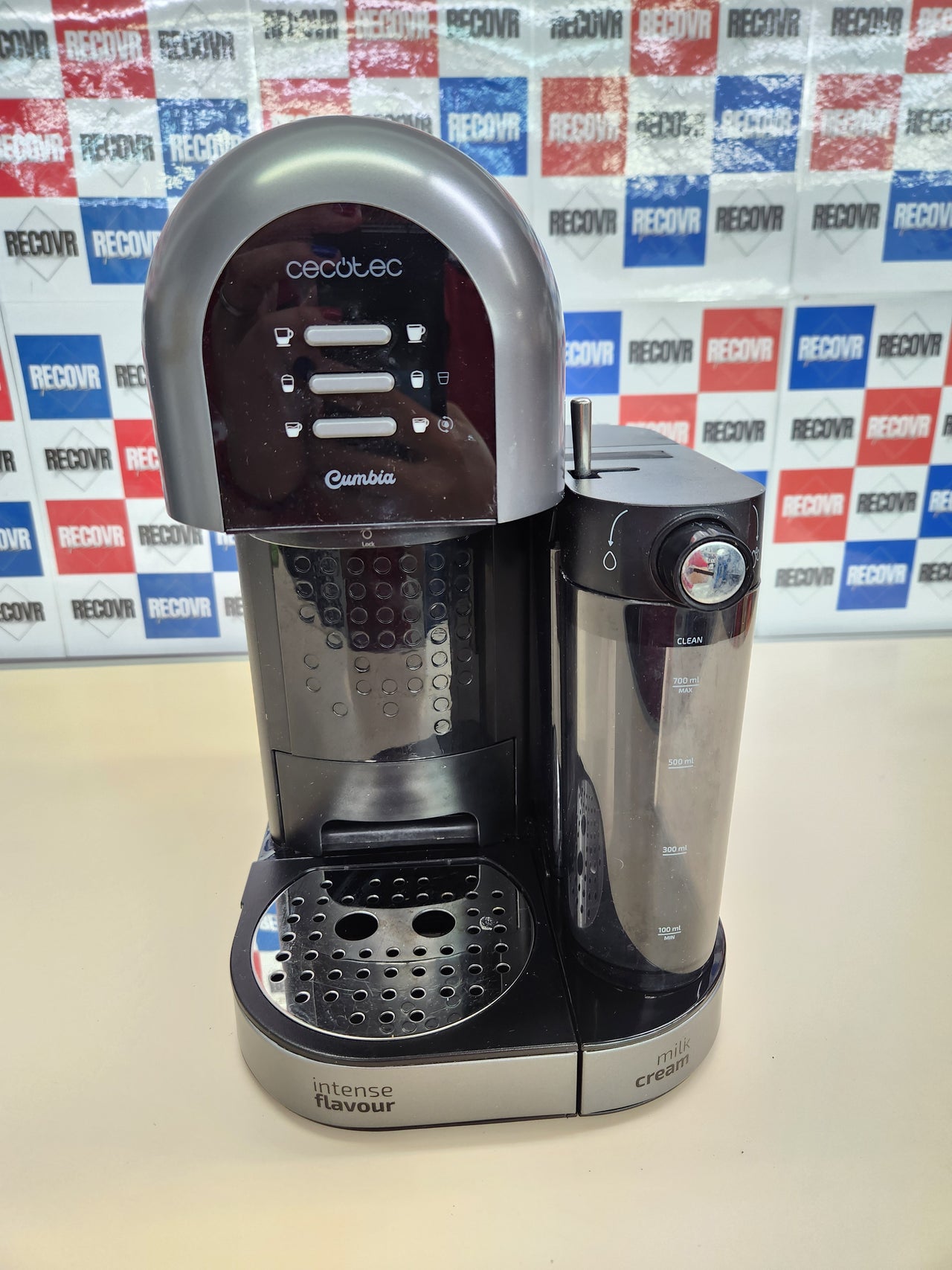 Cecotec Cafetera Semiautomática Power Instant-ccino 20 Chic Serie Nera. para café molido y en cápsulas, 20 Bares, Depósito de Leche 0.7ml, Depósito de Agua 1.7L, 1470W