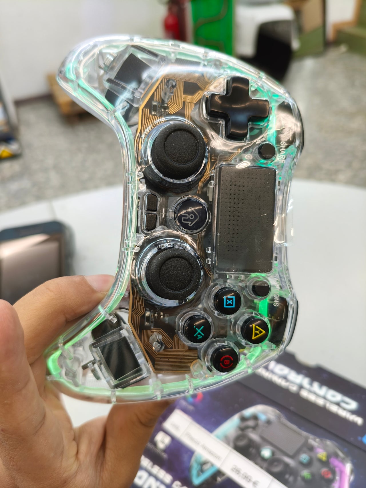 NK Mando para PS4 / PC/Android - Inalámbrico Controller con Vibración, 6 ejes, 2 botones MACRO, 7 Modos de Luz LED, Panel Táctil, Entrada para Auriculares, Cable de Carga incluido - Negro Transparente