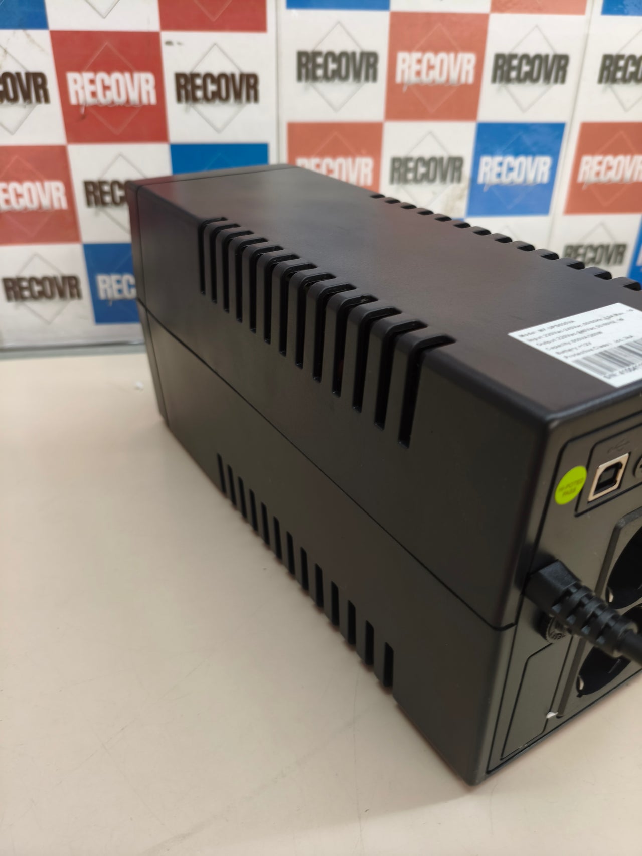 Sistema de Alimentación Ininterrumpida 650 VA (360 W)