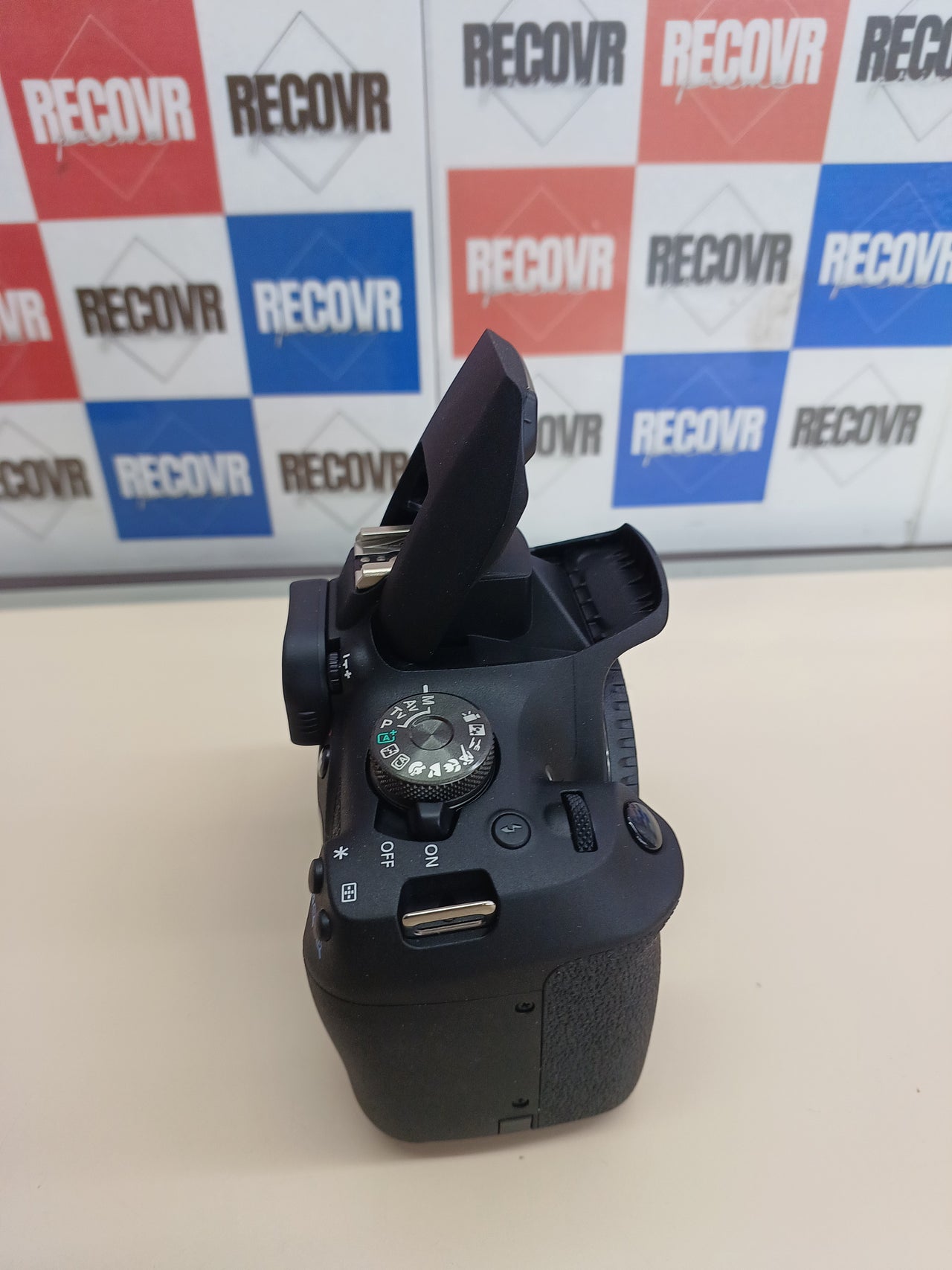 Cámara réflex 24,1 MP con 18-55 mm Full HD - Canon EOS 2000D