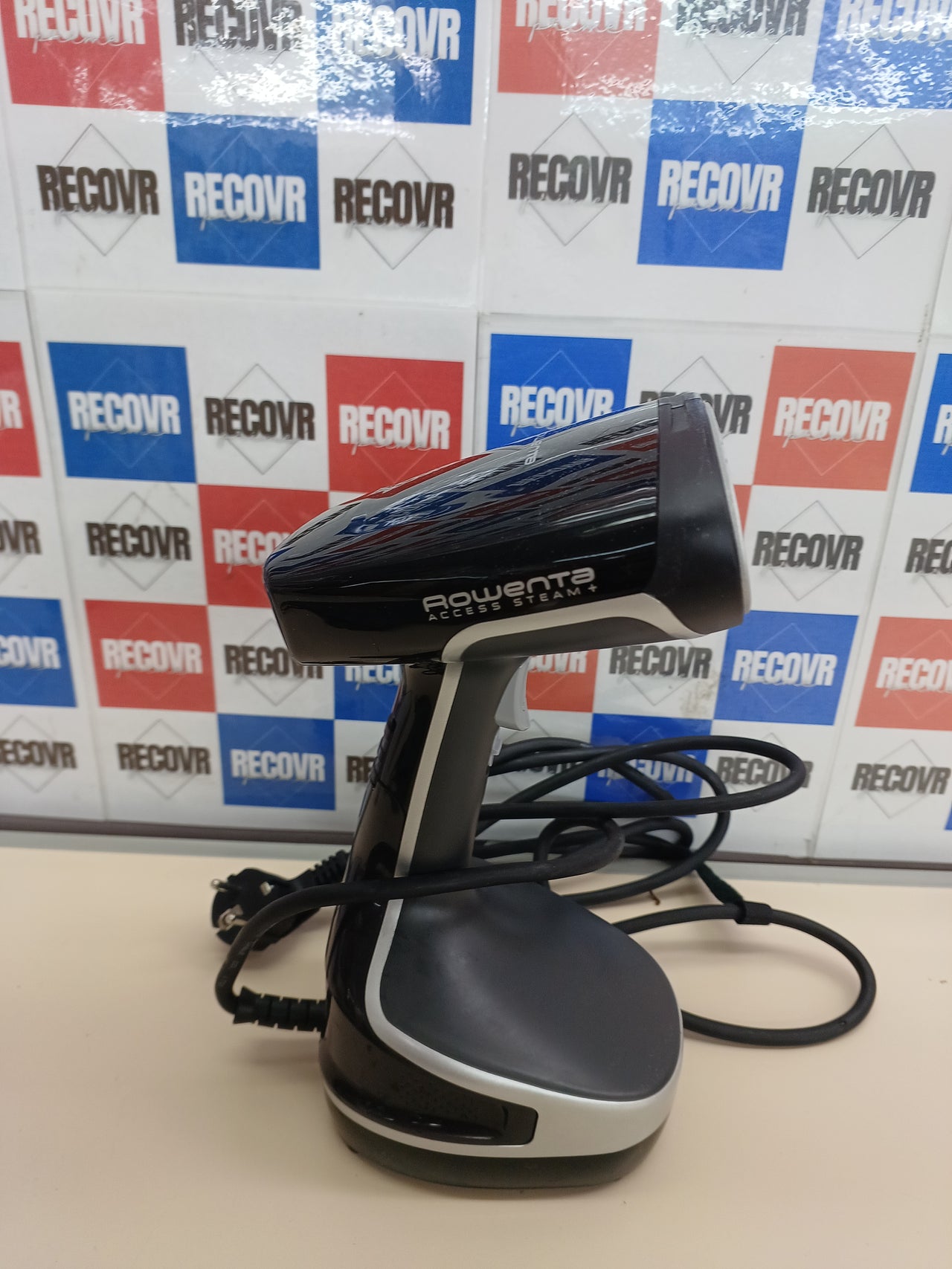 Plancha vertical 1600 W, elimina arrugas y olores ROWENTA