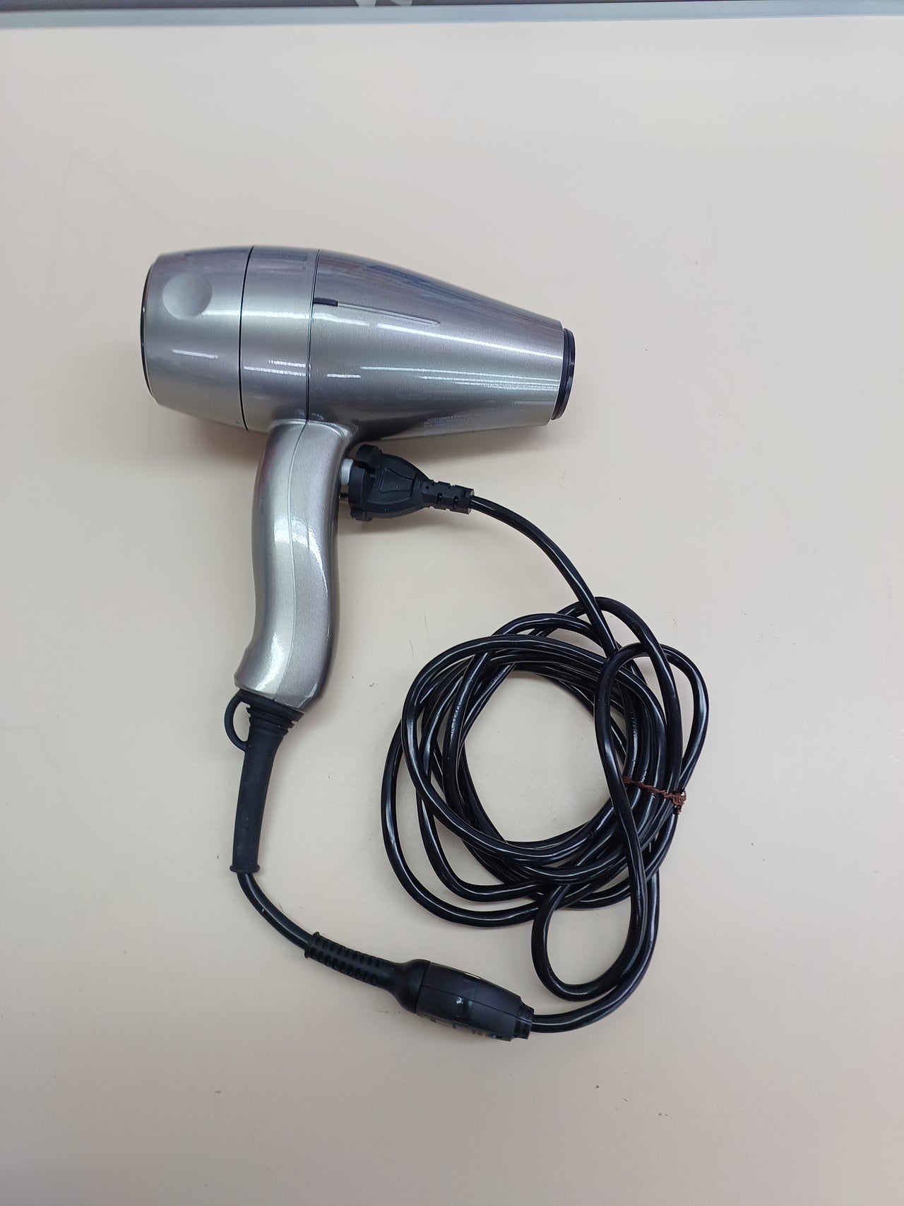 Valera, Swiss Silent Jet 8600, Secador de Pelo Profesional y Silencioso, con Potente Motor AC-Performance, 3 Niveles de Temperatura, Ionizador, Cable Flexible Antienredos, Difusor, 2400 W, Swiss Made
