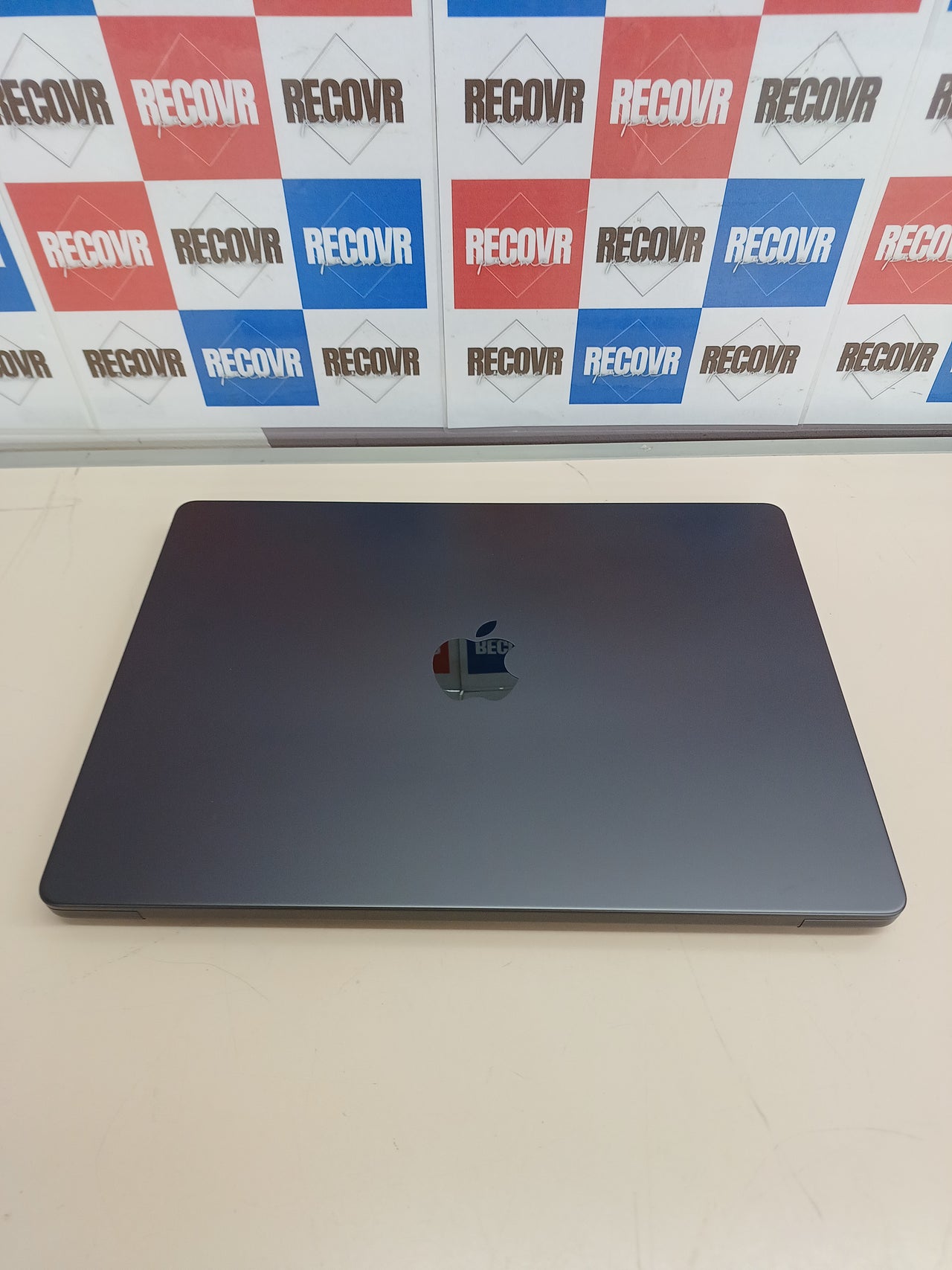 MacBook Pro 14” M3 Pro 18GB 512GB negro espacial Apple