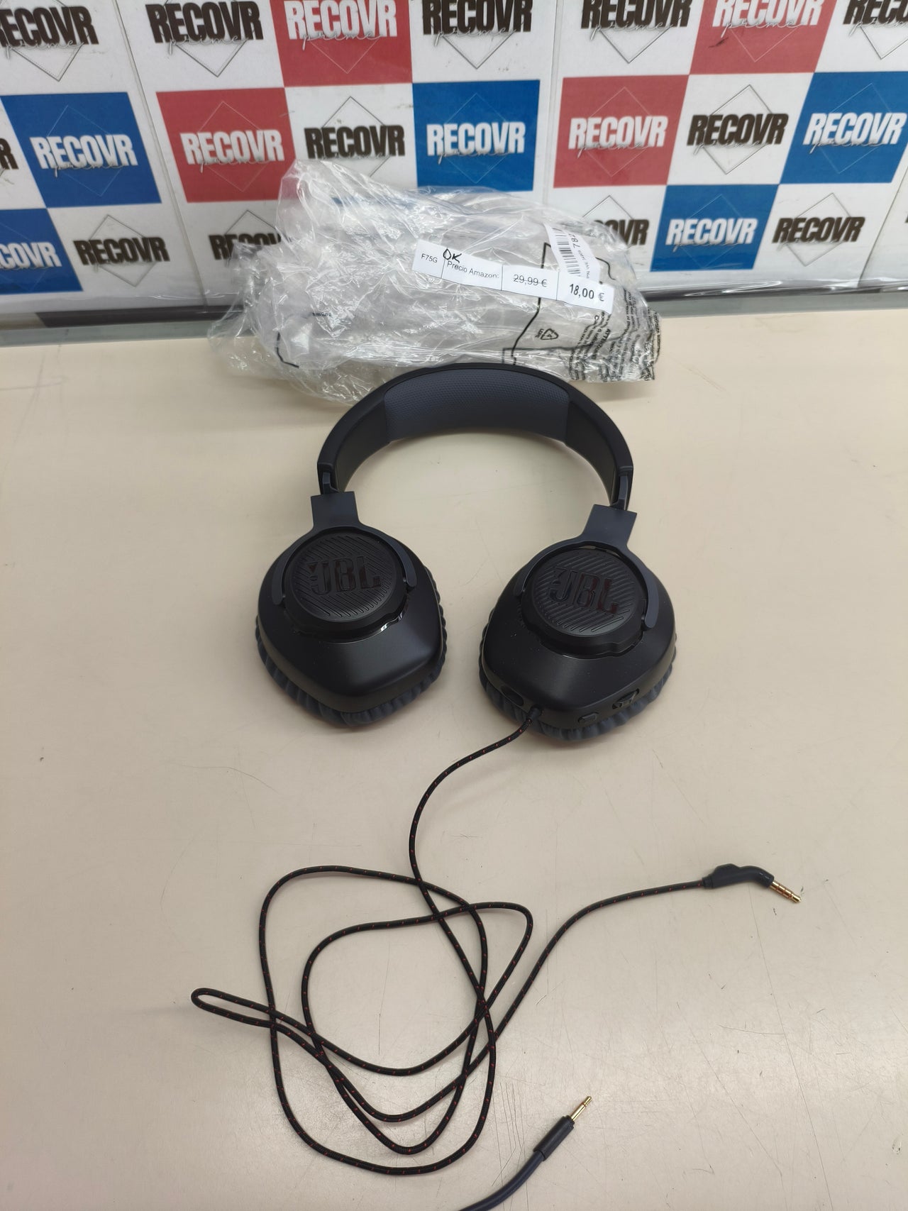 Auriculares gaming JBL Quantum 100 con micrófono desmontable.