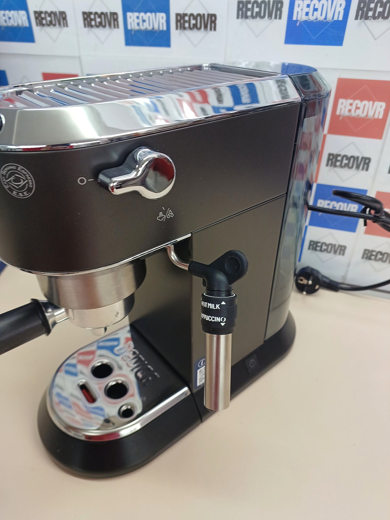 Cafetera espresso bomba acero 1,3 L negra - De'Longhi