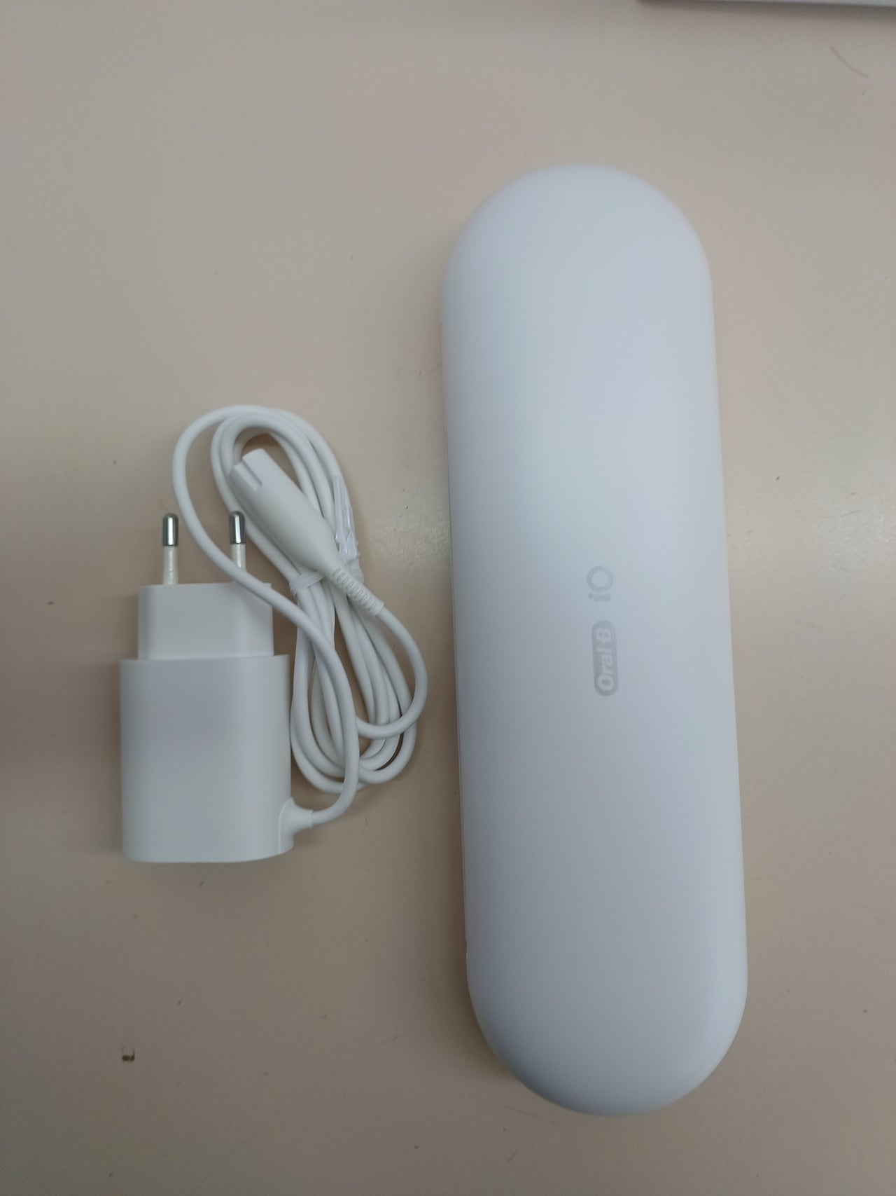 Cepillo dental eléctrico iO9 blanco con estuche de viaje Oral-B