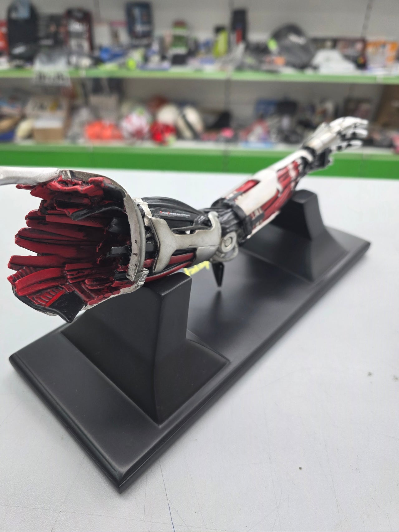 Brazo Johnny Silverhand Cyberpunk 2077 (30 cm)