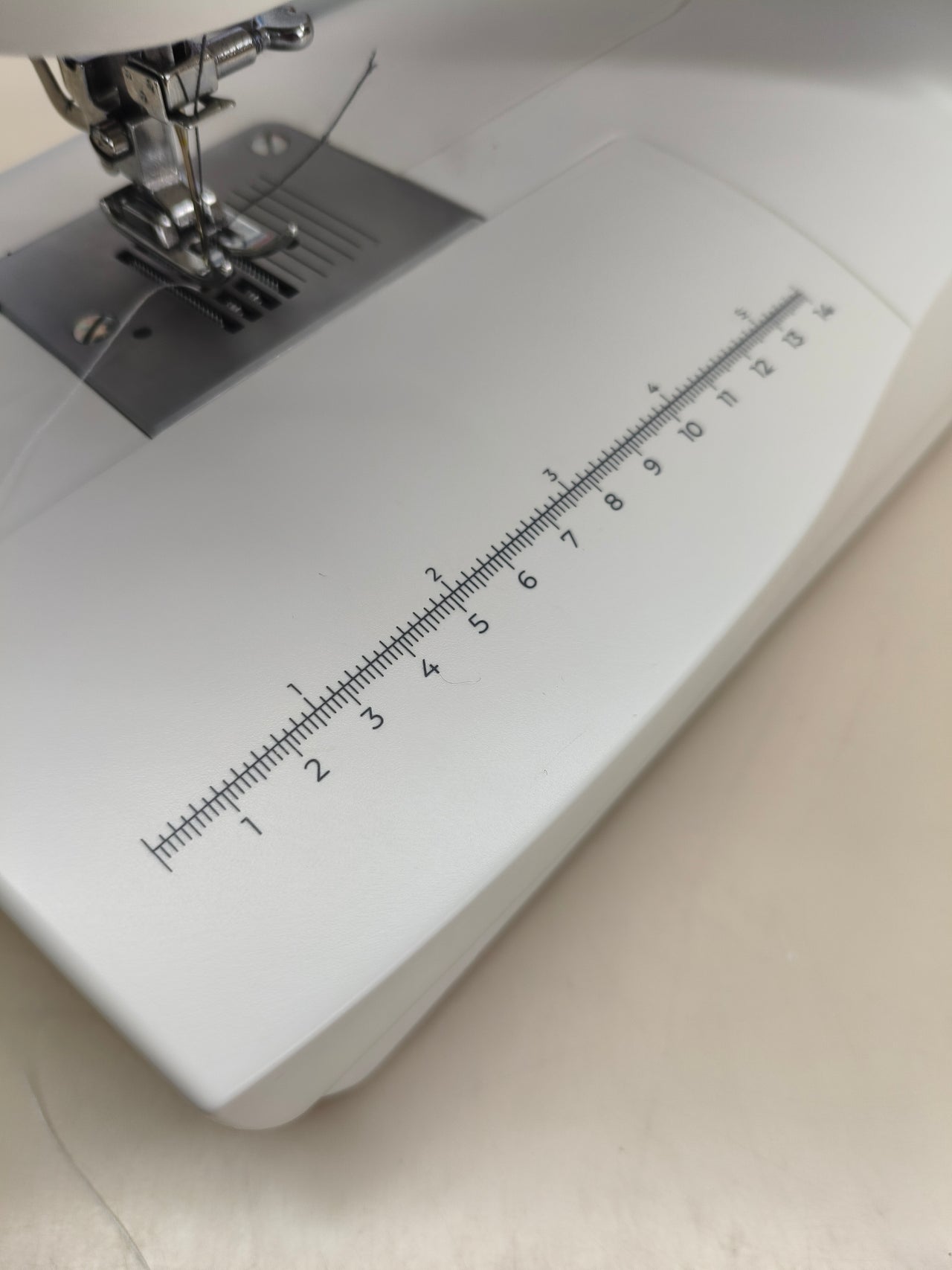 Máquina de coser Cecotec  66 puntadas con brazo libre y accesorios