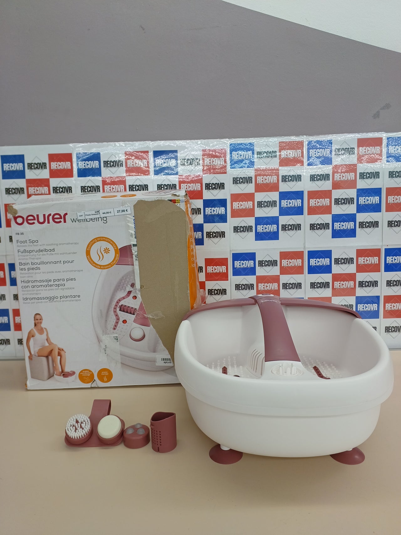 Beurer FB 35 Hidromasaje para Pies, 140 W, 3 funciones de masaje vibratorio, masaje con burbujas, calentamiento de agua, 16 imanes, aromaterapia, 41 x 38 x 17 cm, rojo y blanco