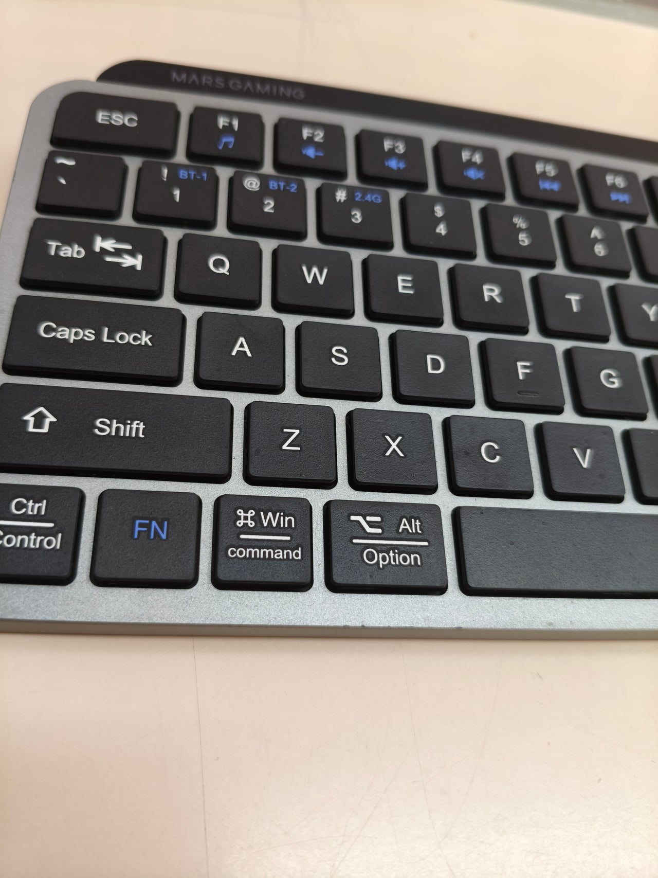 Teclado inalámbrico compacto con tecla AI