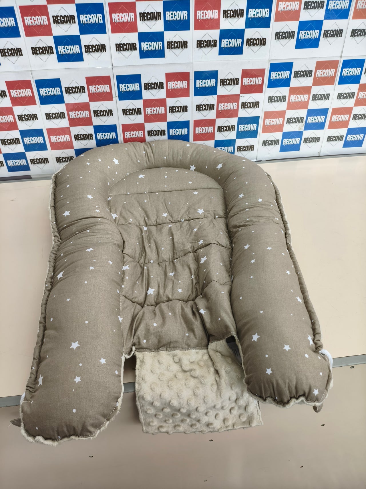 Nido para bebé Totsy Baby 90x50 cm reductor de cuna Minky Winter beige estrellas blancas