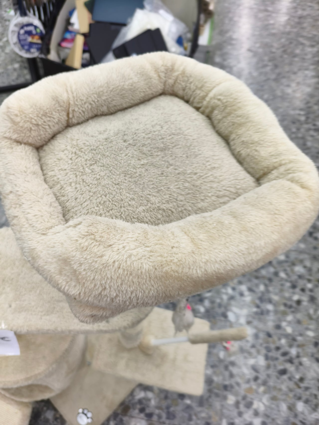 Árbol rascador para gatos VOUNOT 112 cm con plataformas y refugios beige