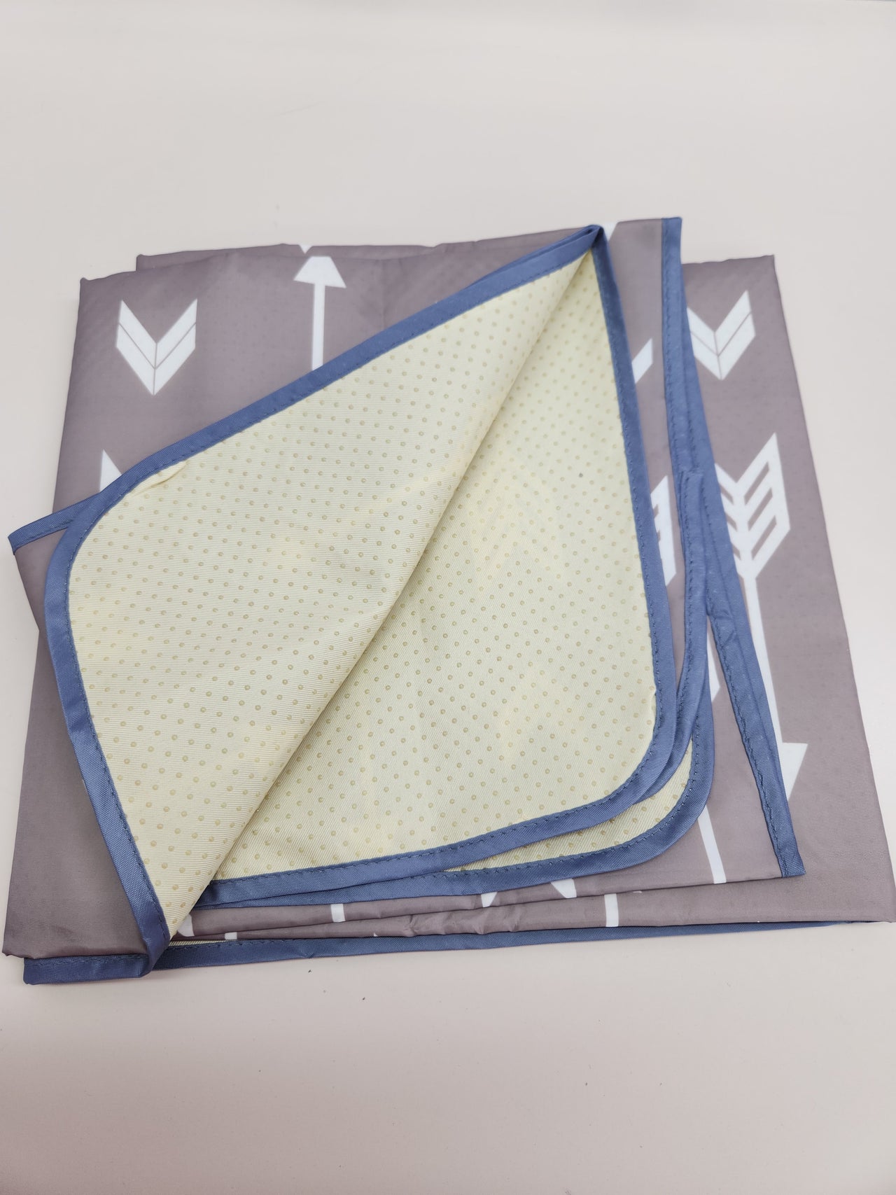 Alfombrilla Trona 52 x 52 Pulgadas Alfombrilla de Fácil Limpieza Resistente al Agua y Antideslizante para Estera de Destete de Trona(flecha)Fitzulam