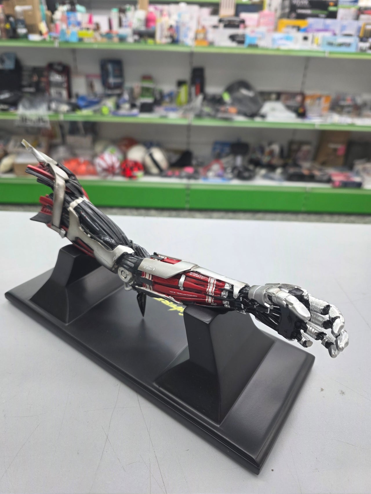 Brazo Johnny Silverhand Cyberpunk 2077 (30 cm)