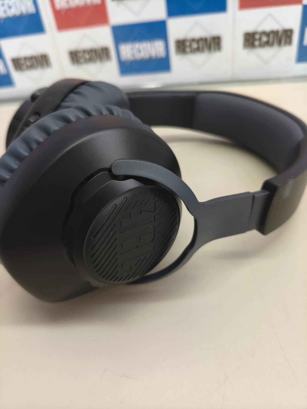 Auriculares gaming JBL Quantum 100 con micrófono desmontable.
