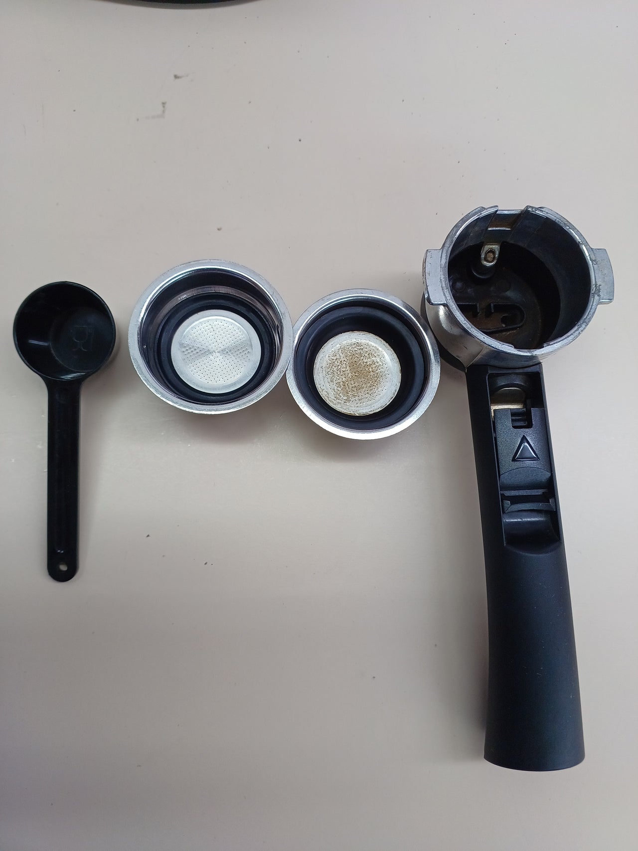 De'longhi EC201.CD.B - Cafetera de bomba tradicional (15 bar de presión, 2 tazas, café molido o filtros monodosis) negro