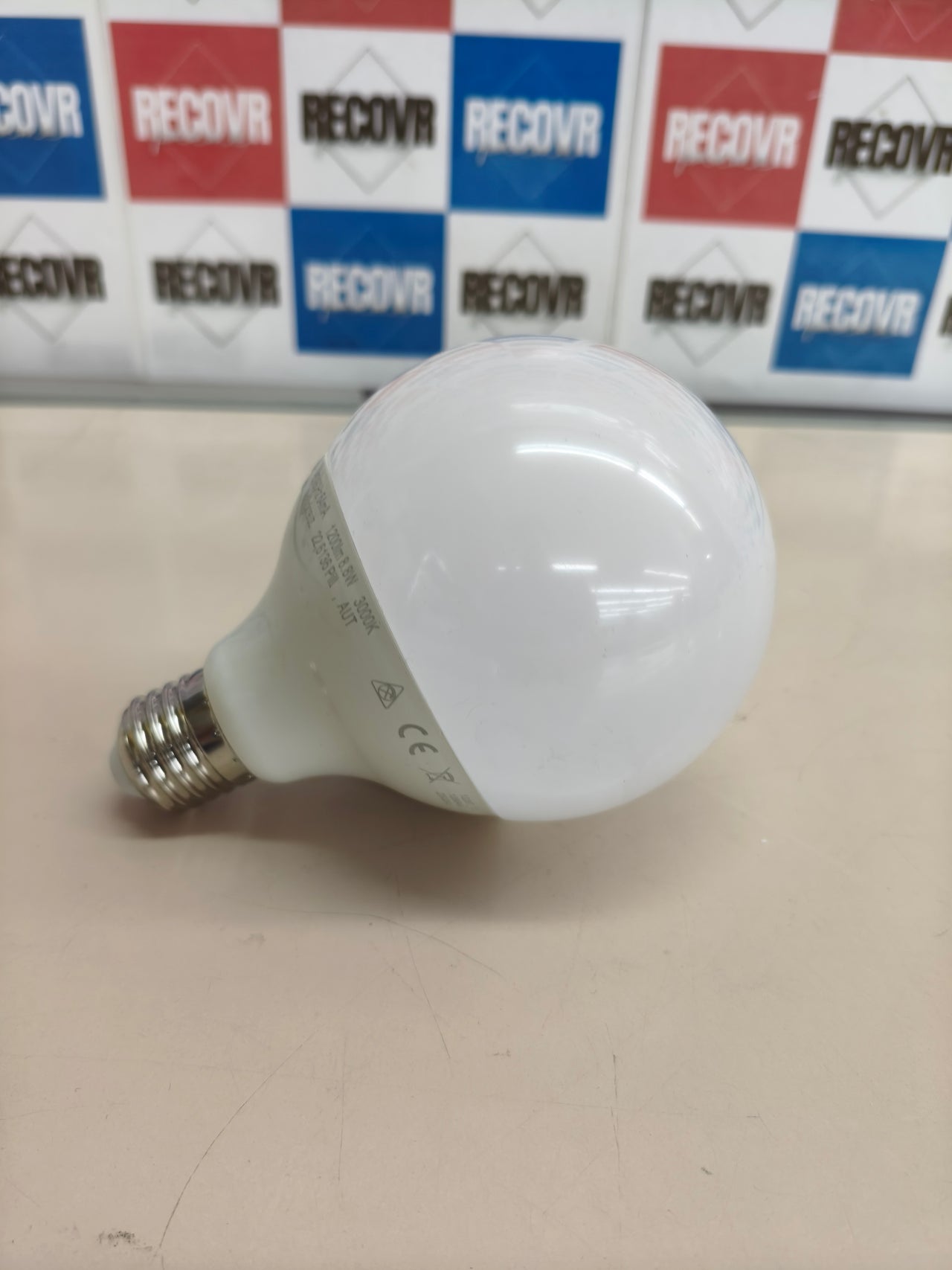 Bombilla LED E27 tipo globo, 11,8 W, luz cálida 3000 K.