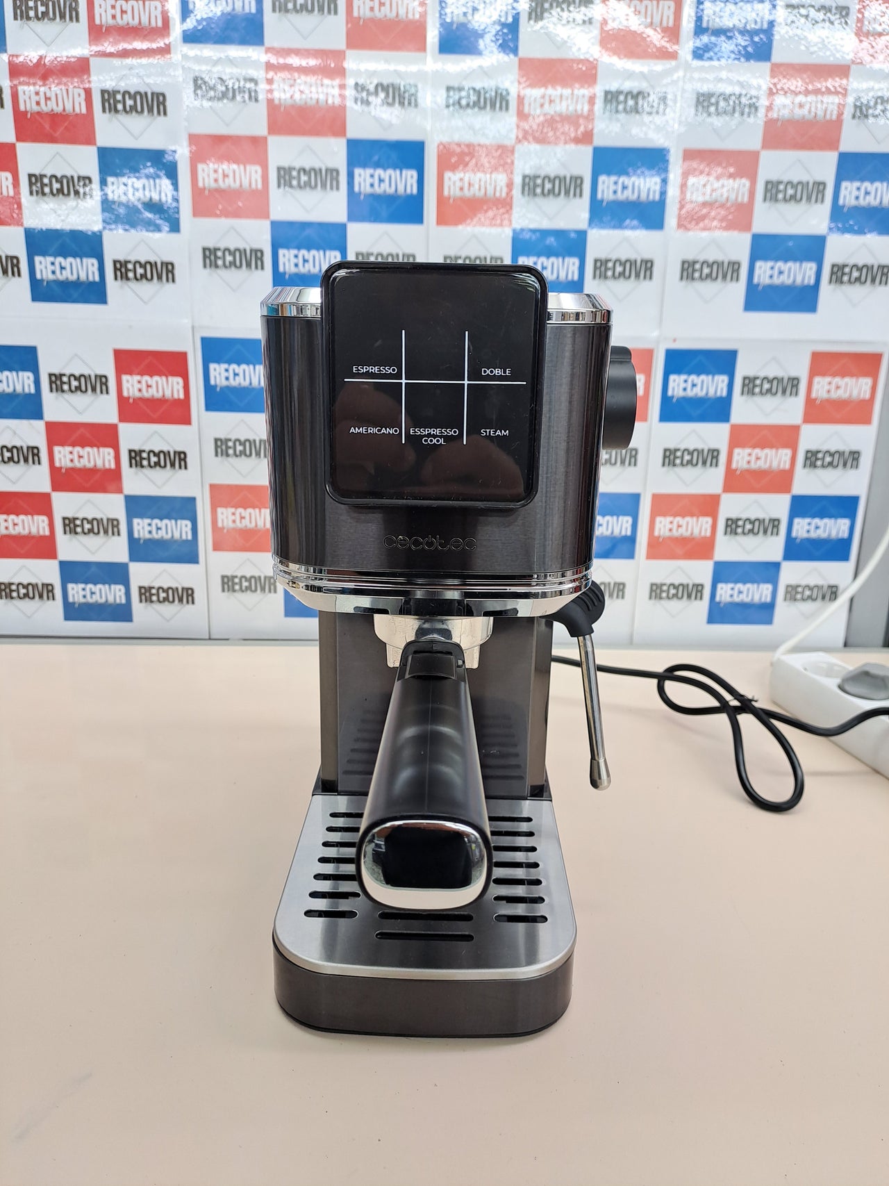 Cafetera Cecotec  express para espresso y cappuccino Cafelizzia ColdBrew.