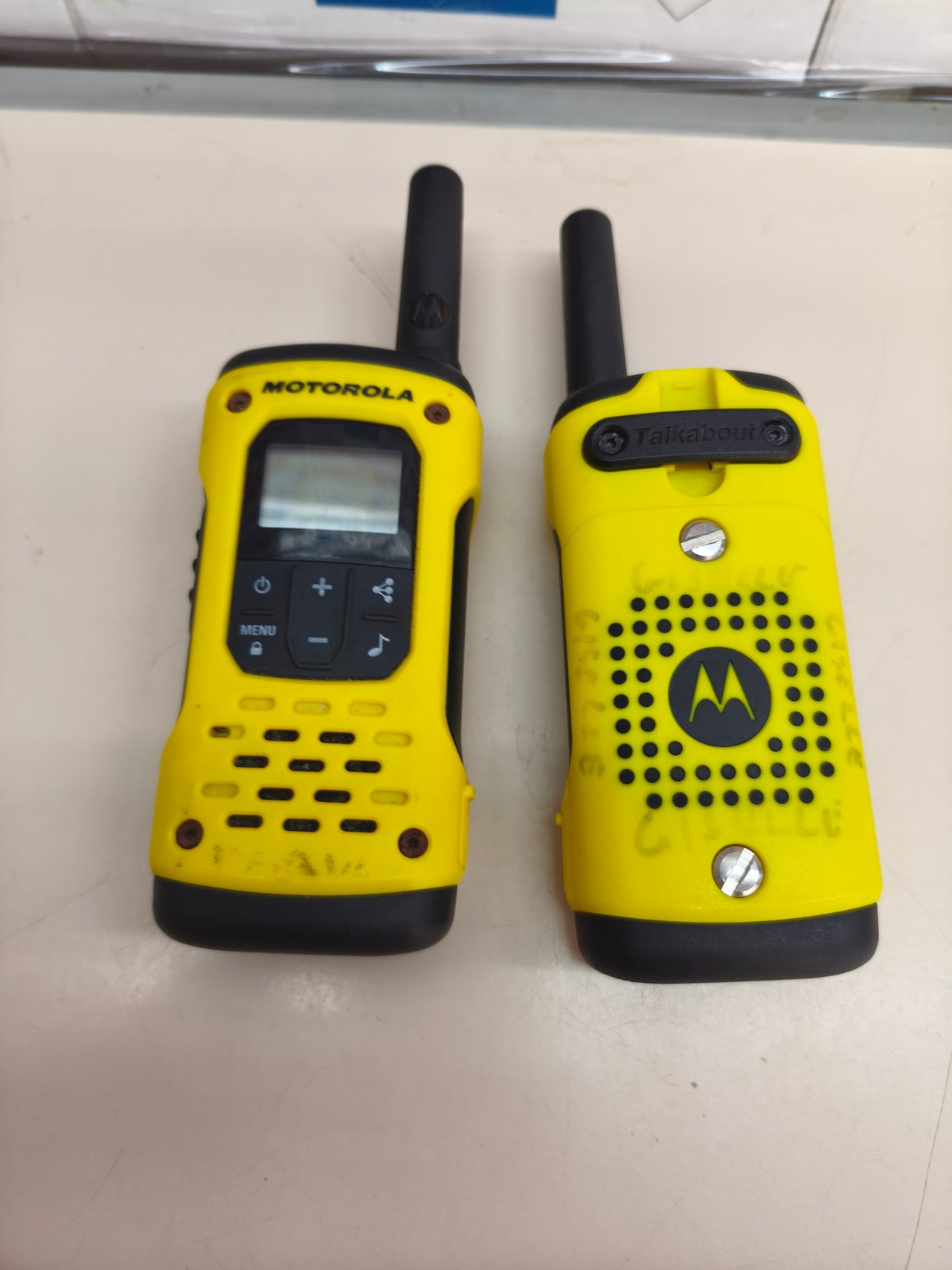 Motorola TALKABOUT T92, 2 walkie-talkies PMR446, IP67, negro/amarillo