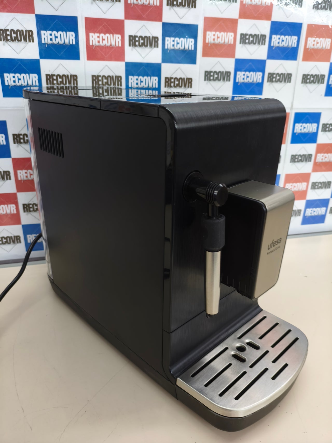 Cafetera superautomática Ufesa Sensazione 20 bares con molinillo y panel táctil