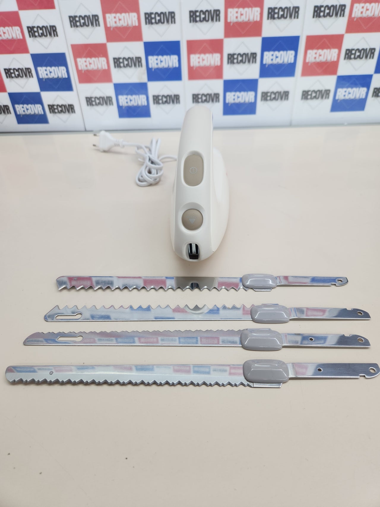 Cuchillo eléctrico 100W, con botón de eyección de las cuchillas, acero inoxidable, blanco Moulinex Secanto DJAC41